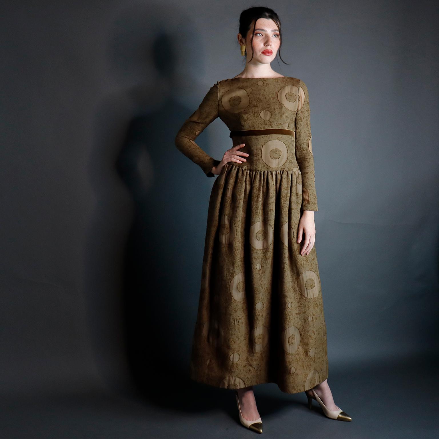 Vestido Vintage Bill Blass de los años 70 con estampado de círculos marrones y cinta de terciopelo Marrón en venta