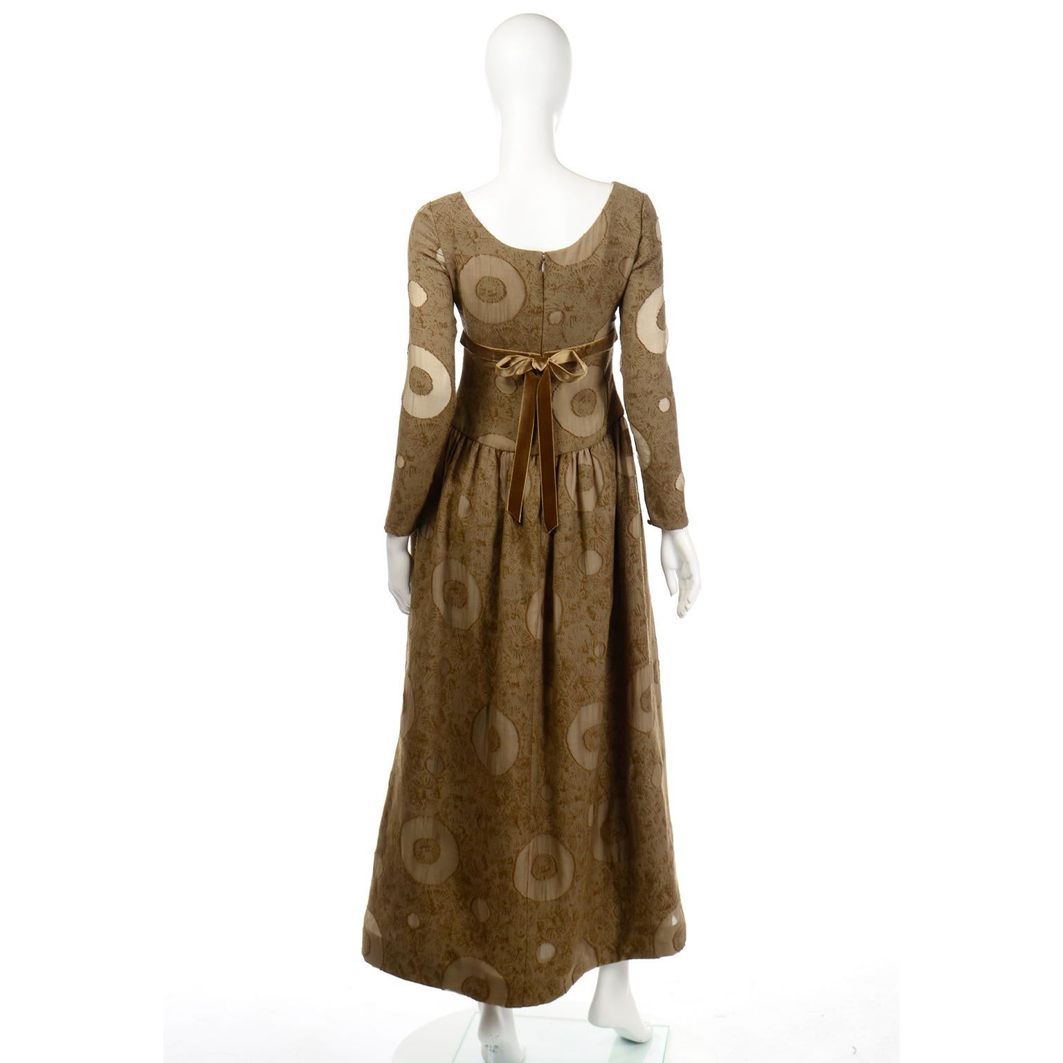 Vestido Vintage Bill Blass de los años 70 con estampado de círculos marrones y cinta de terciopelo en venta 6