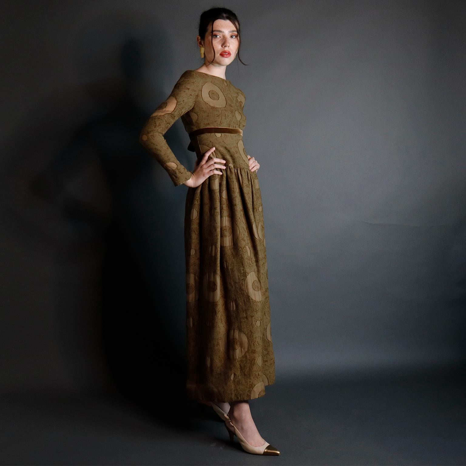 Vintage 1970s Bill Blass Brown Brown Circle Print Dress With Velvet Ribbon Excellent état - En vente à Portland, OR