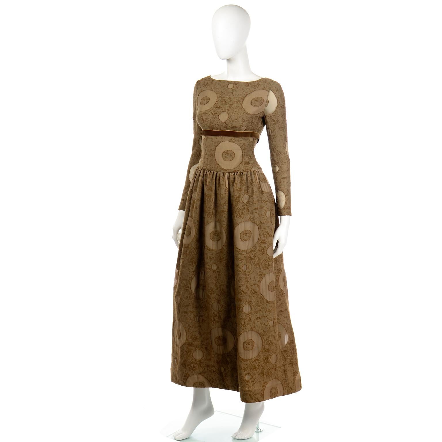 Vintage 1970s Bill Blass Brown Brown Circle Print Dress With Velvet Ribbon en vente 7