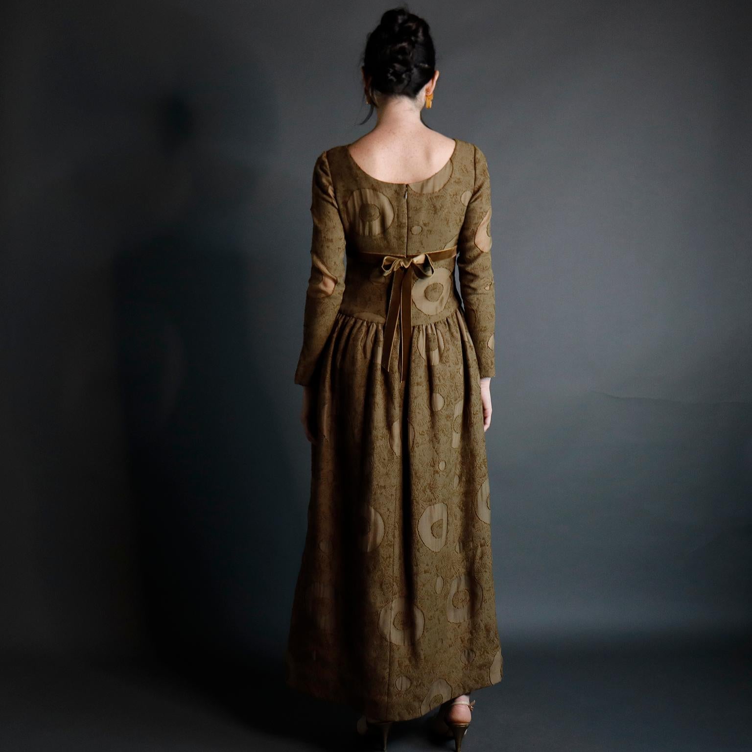 Vestido Vintage Bill Blass de los años 70 con estampado de círculos marrones y cinta de terciopelo en venta 1