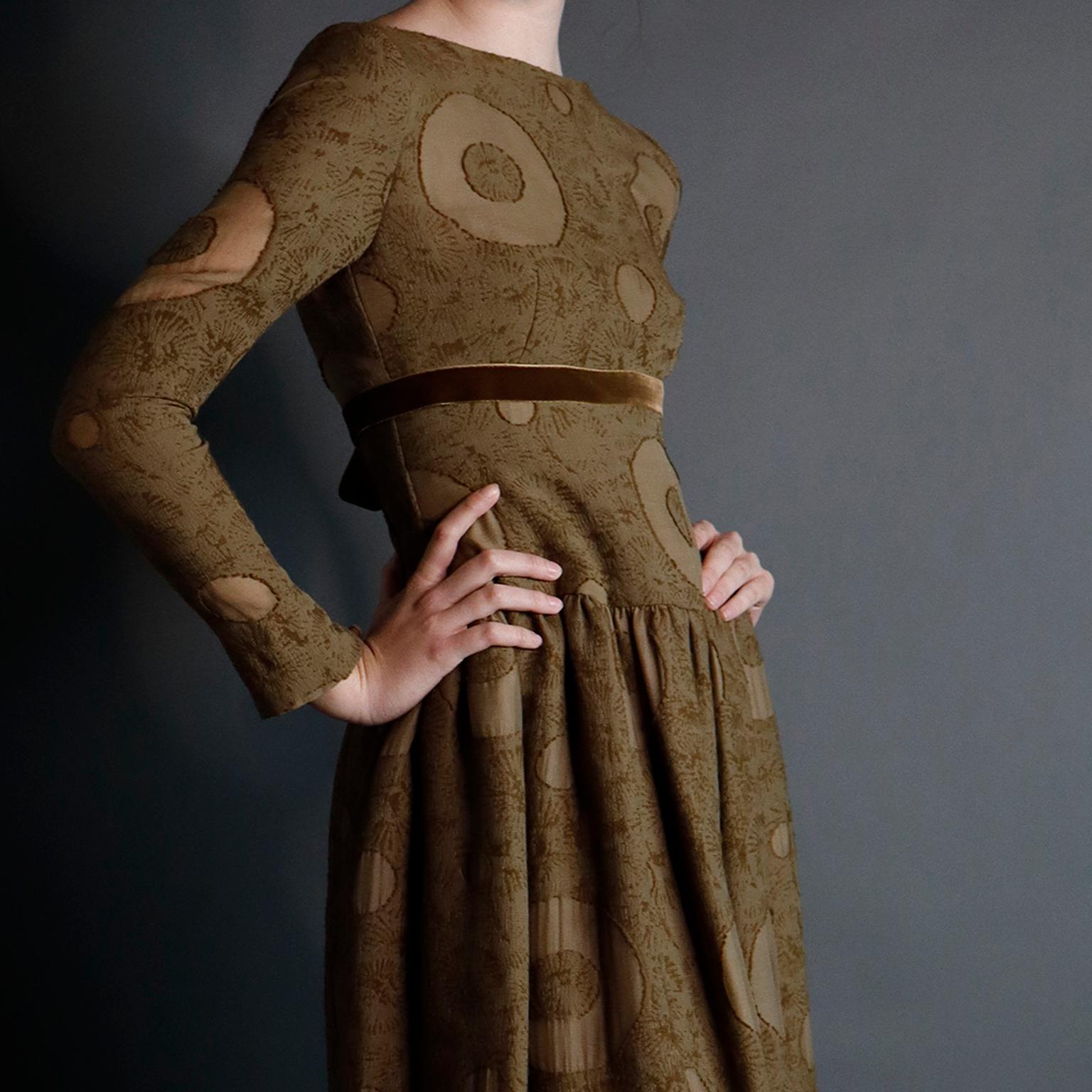 Women's Vintage 1970s Bill Blass Brown Circle Print Dress With Velvet Ribbon For Sale