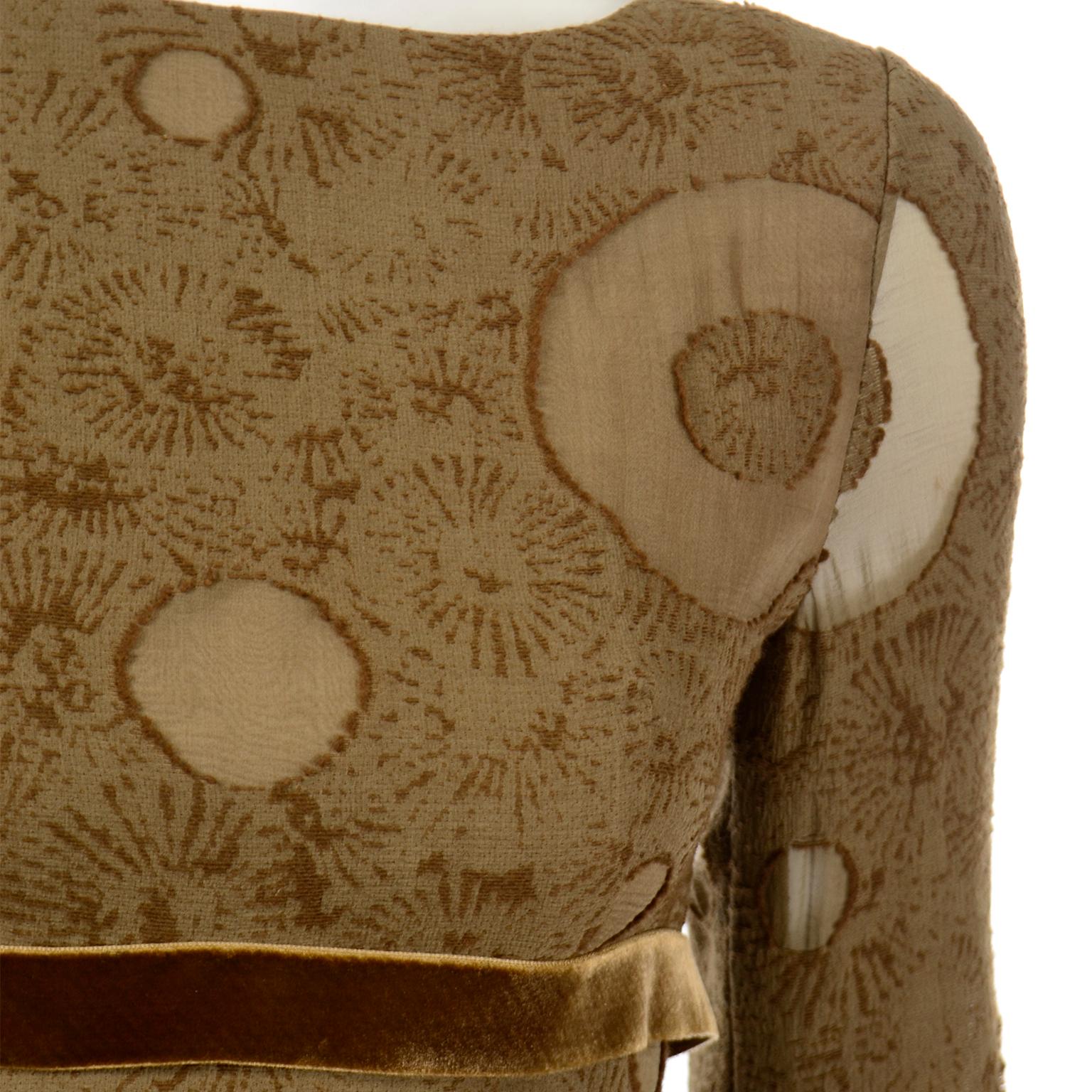 Vestido Vintage Bill Blass de los años 70 con estampado de círculos marrones y cinta de terciopelo en venta 10