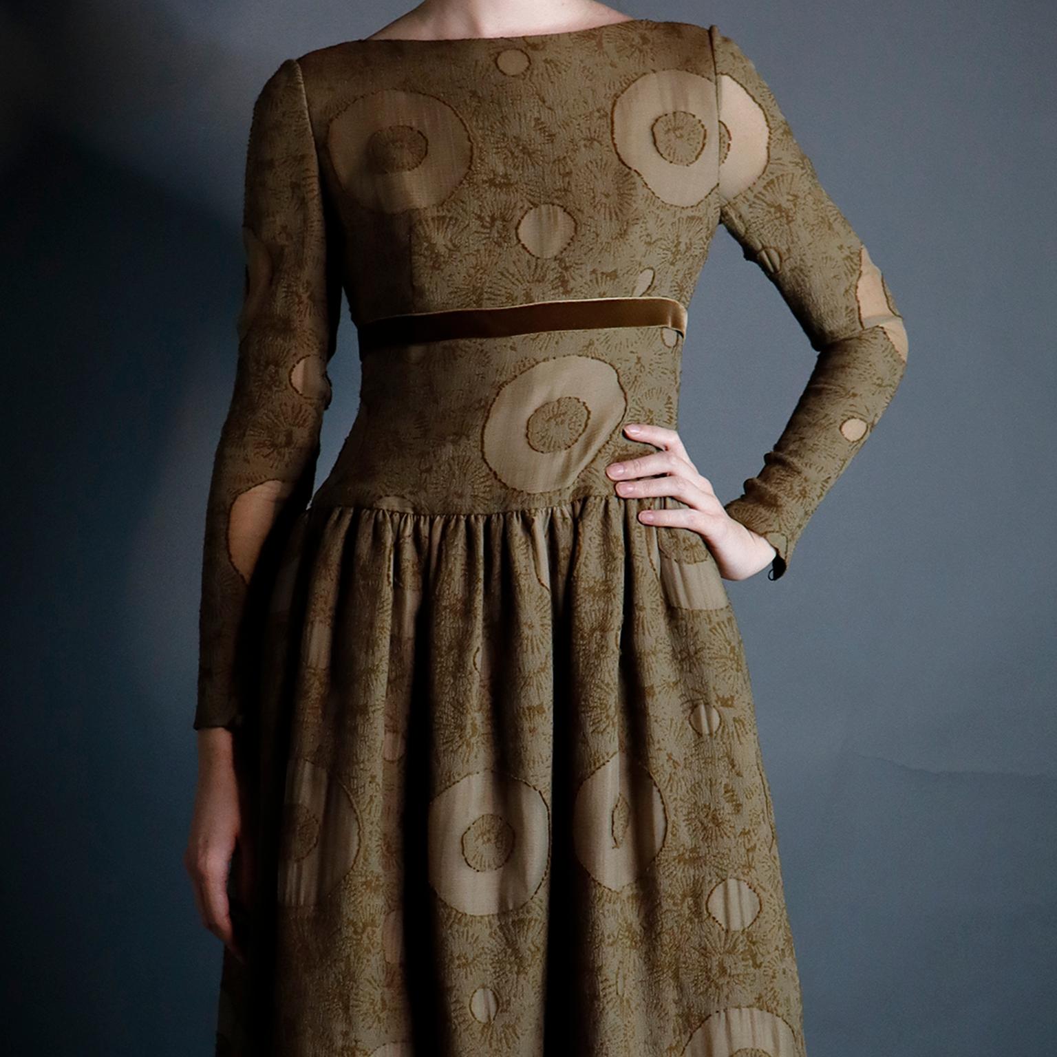Vintage 1970er Bill Blass Brown Kreis Druck Kleid mit Samtband im Angebot 3