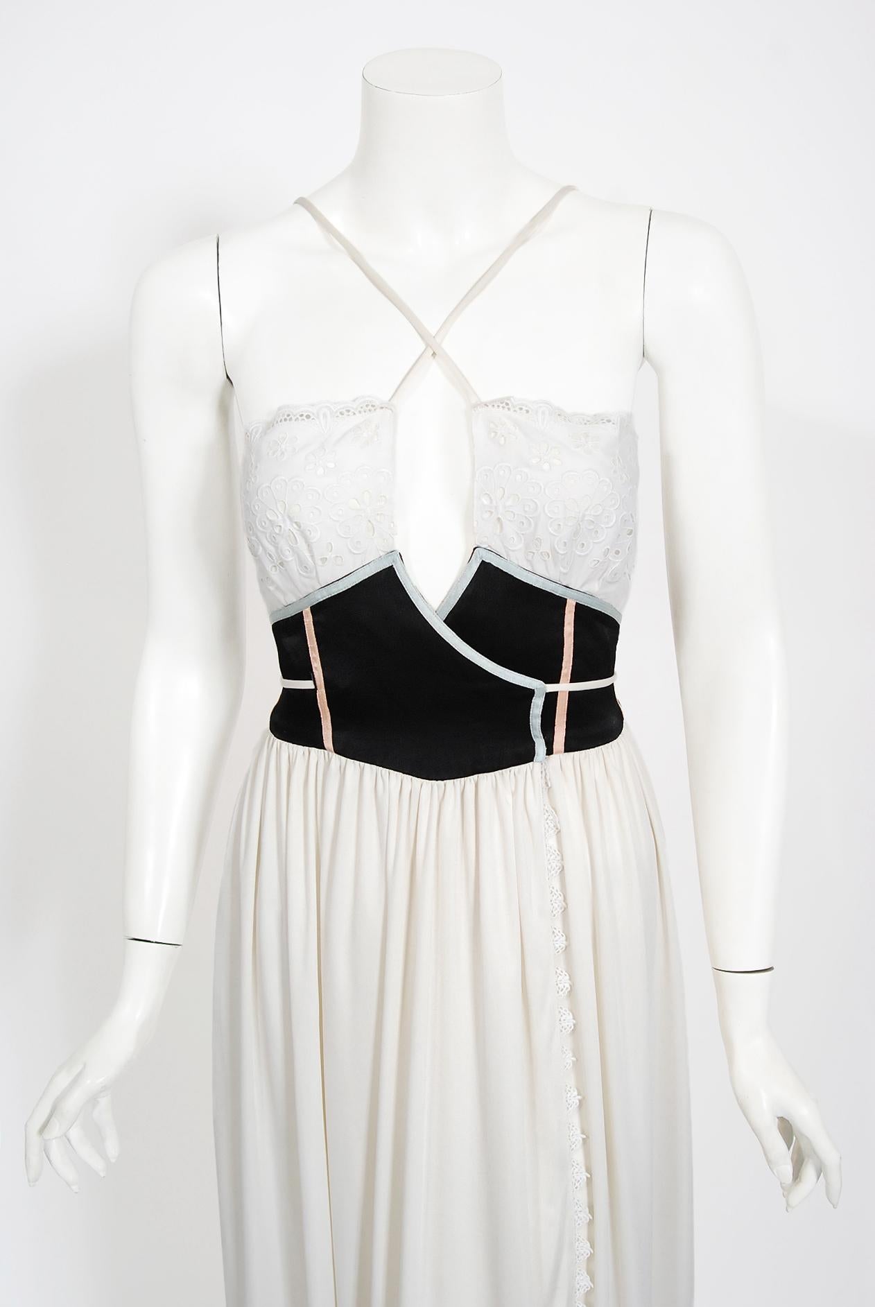 Vintage 1977 Bill Gibb Weiß Eyelet Baumwolle & Jersey Low Plunge Maxi Wrap Kleid (Grau) im Angebot