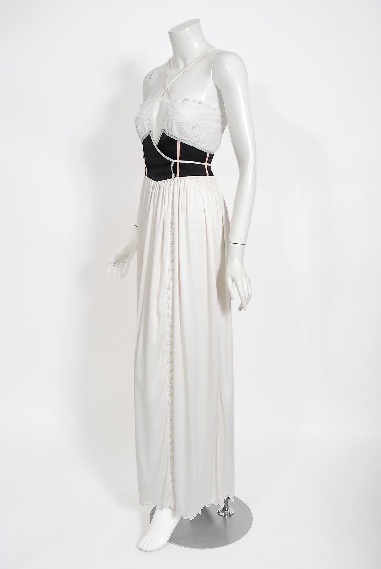 1977 Bill Gibb Dokumentiertes, weißes, tief ausgeschnittenes Maxi-Wickelkleid aus Baumwolle und Jersey mit Ösen im Angebot 1