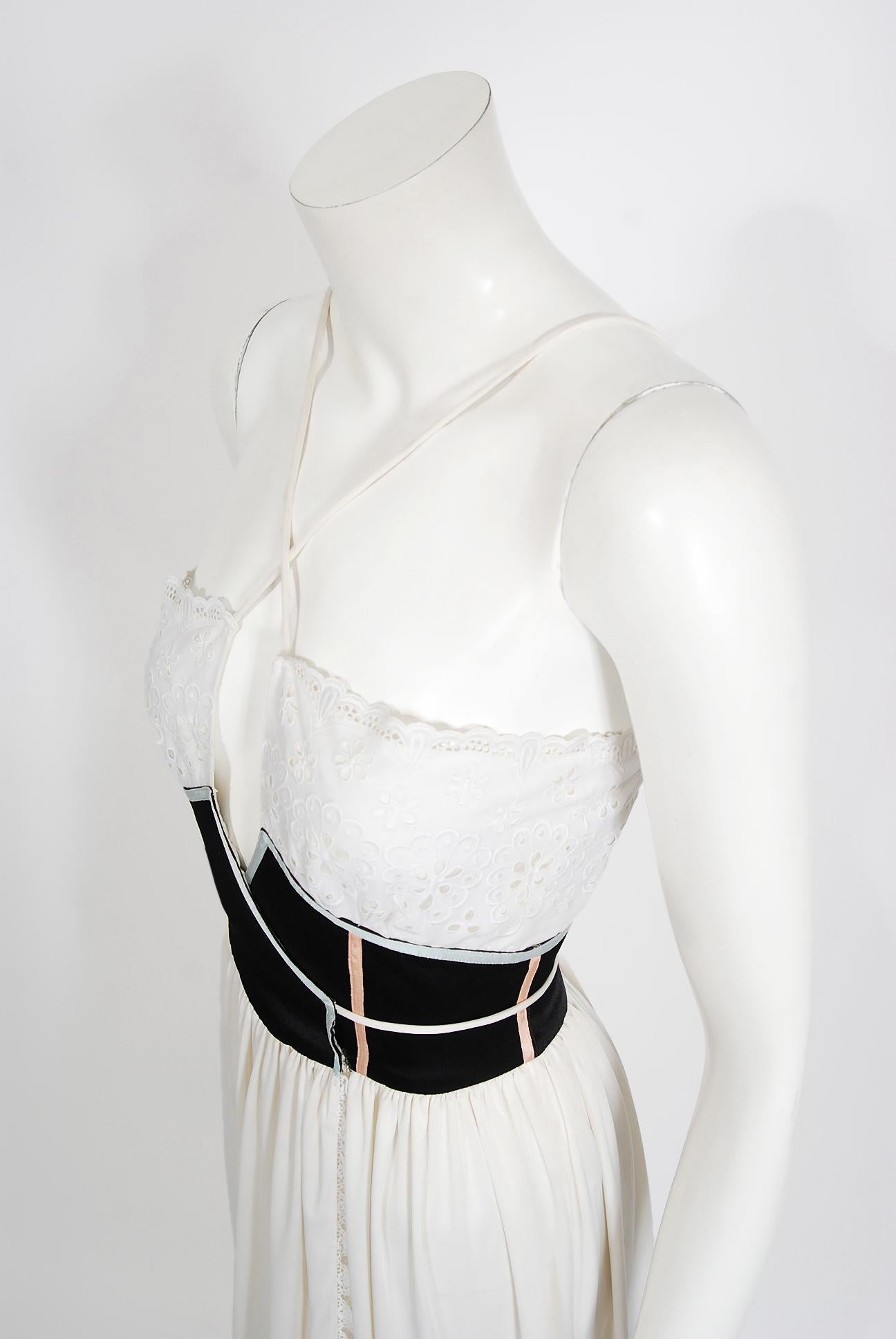 Vintage 1977 Bill Gibb Weiß Eyelet Baumwolle & Jersey Low Plunge Maxi Wrap Kleid Damen im Angebot