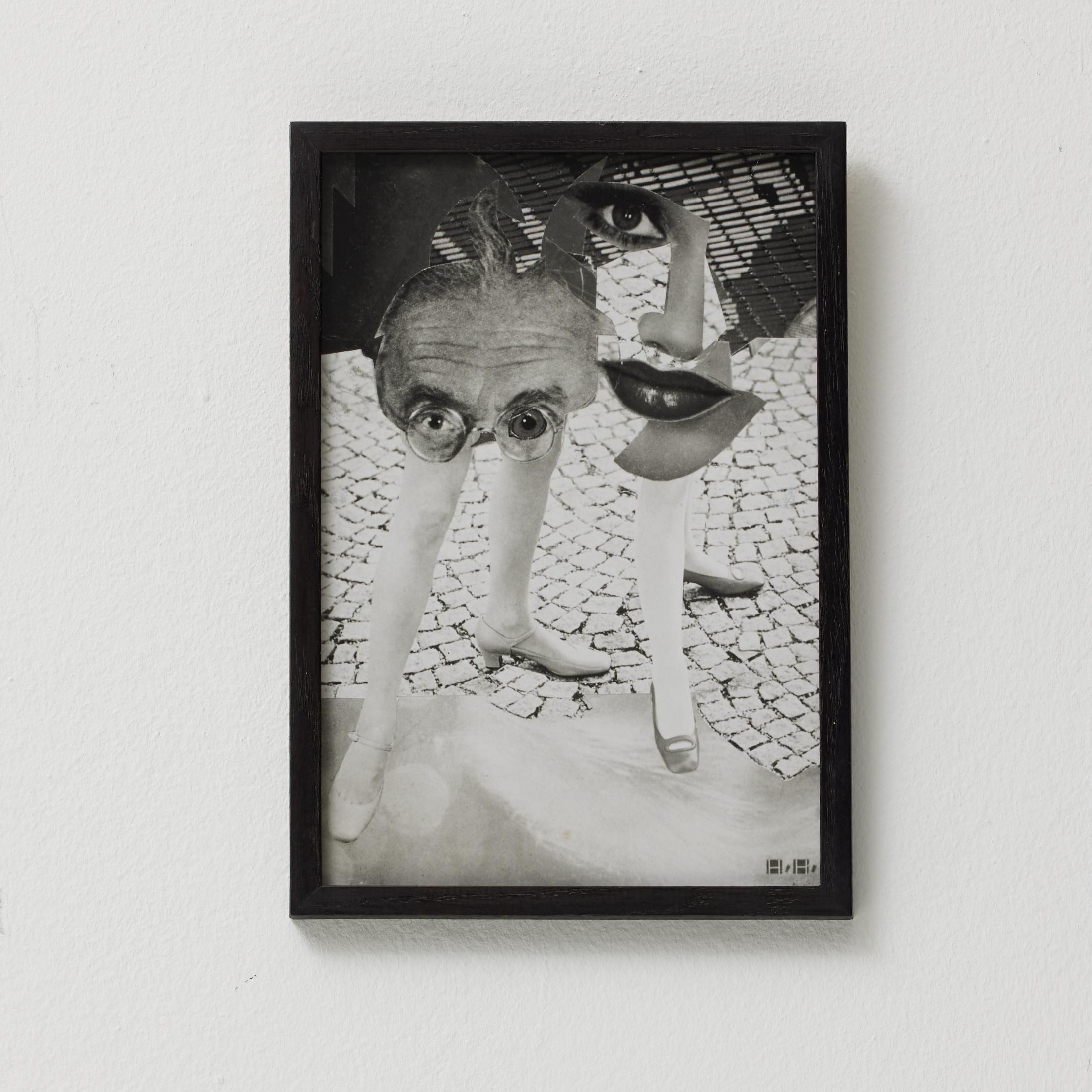 Diese seltene Archivfotografie in Schwarz-Weiß zeigt eine der ikonischen Collagen von Hannah Höch, einer Pionierin der deutschen DADA-Bewegung. Bekannt für ihren radikalen Einsatz von Fotomontagen und ihre subversive Sichtweise auf Geschlecht und