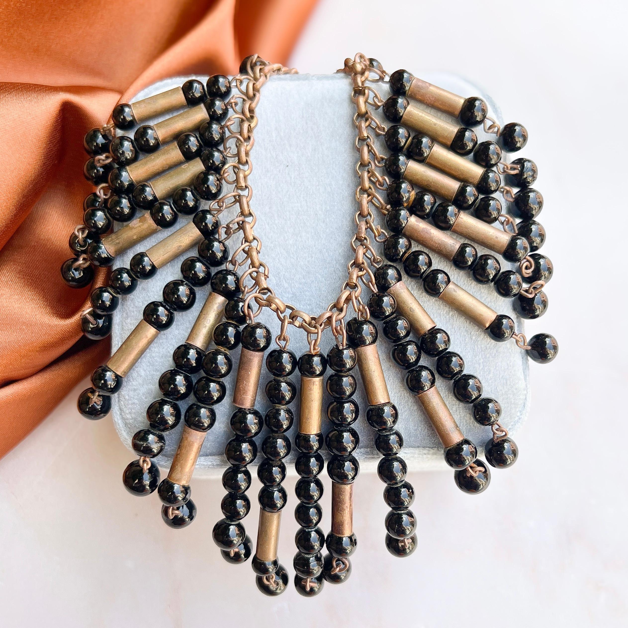 Questa collana drammatica è stata creata molto probabilmente negli anni '1970.

Rapporto sulle condizioni:
Eccellente

I dettagli...
Questa collana è realizzata in ottone. È dotato di una catena con cavo. Al centro della collana sono sospese delle
