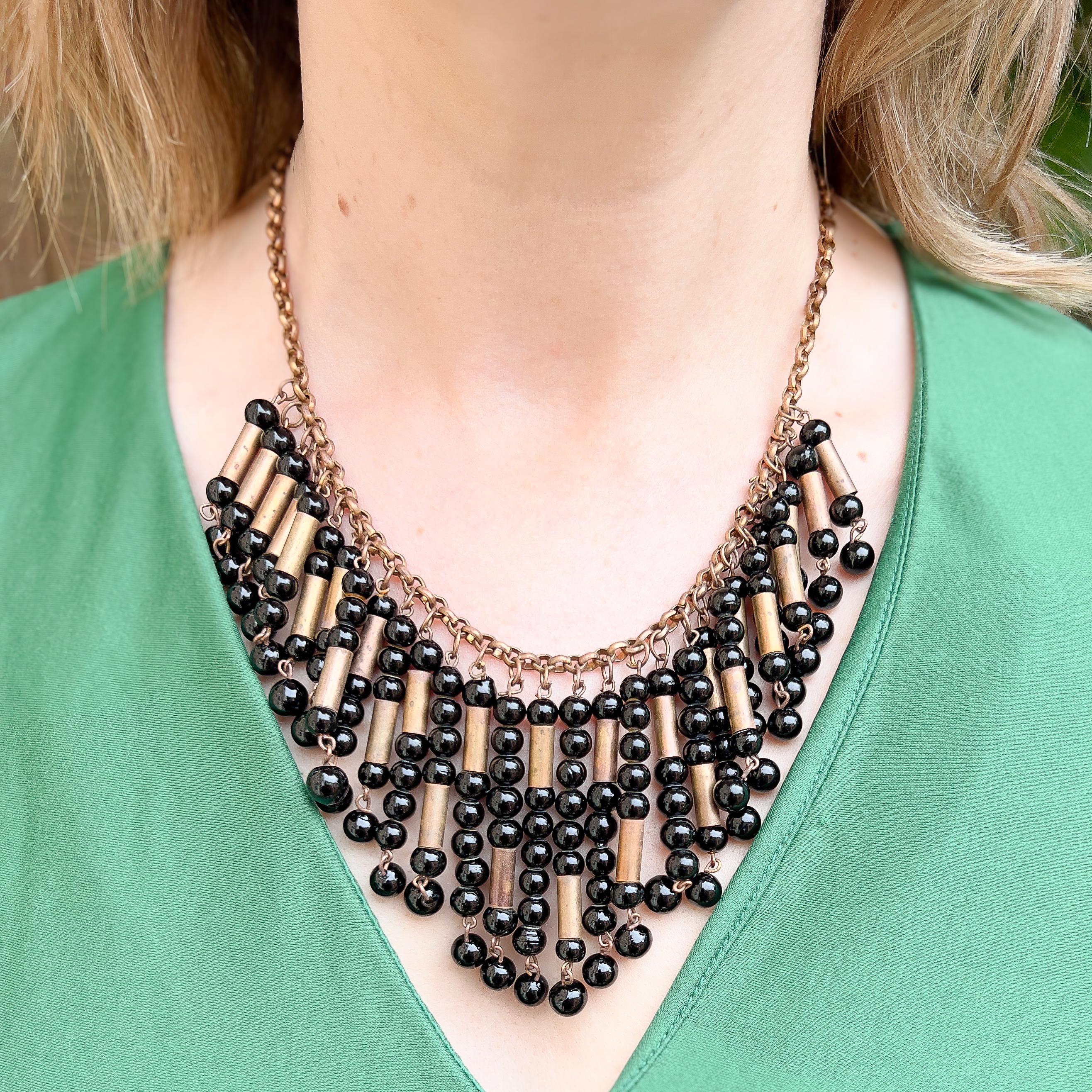 Collana con frange di perle di vetro nere vintage degli anni '70 in vendita 5