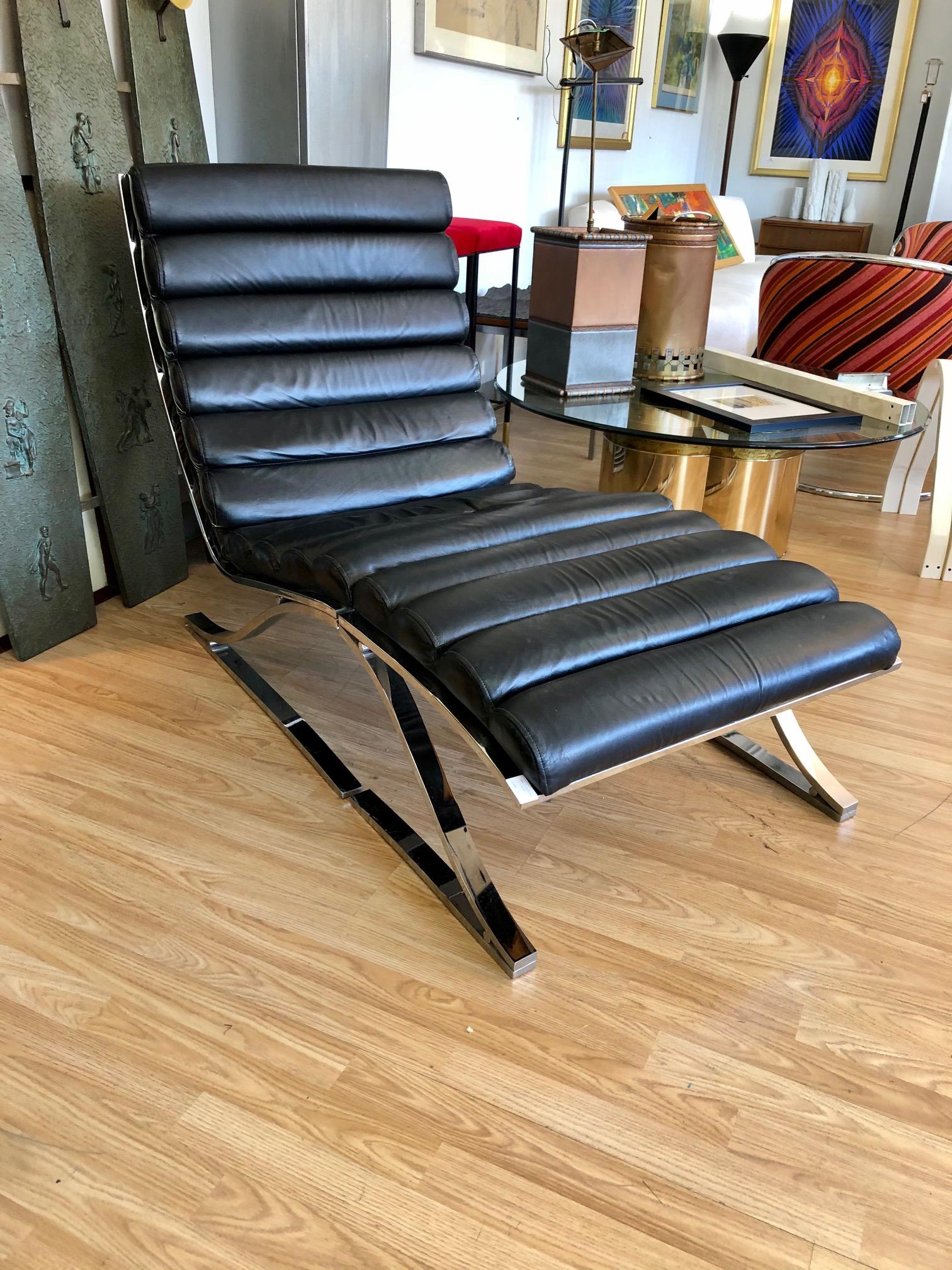 This vintage lounge chaise with ottoman is in overall good condition. Original black leather. Chrome frame. Cantilever. Designed by Design Institute America,
circa 1970s, USA.
Dimensions:
Lounge chaise:
35