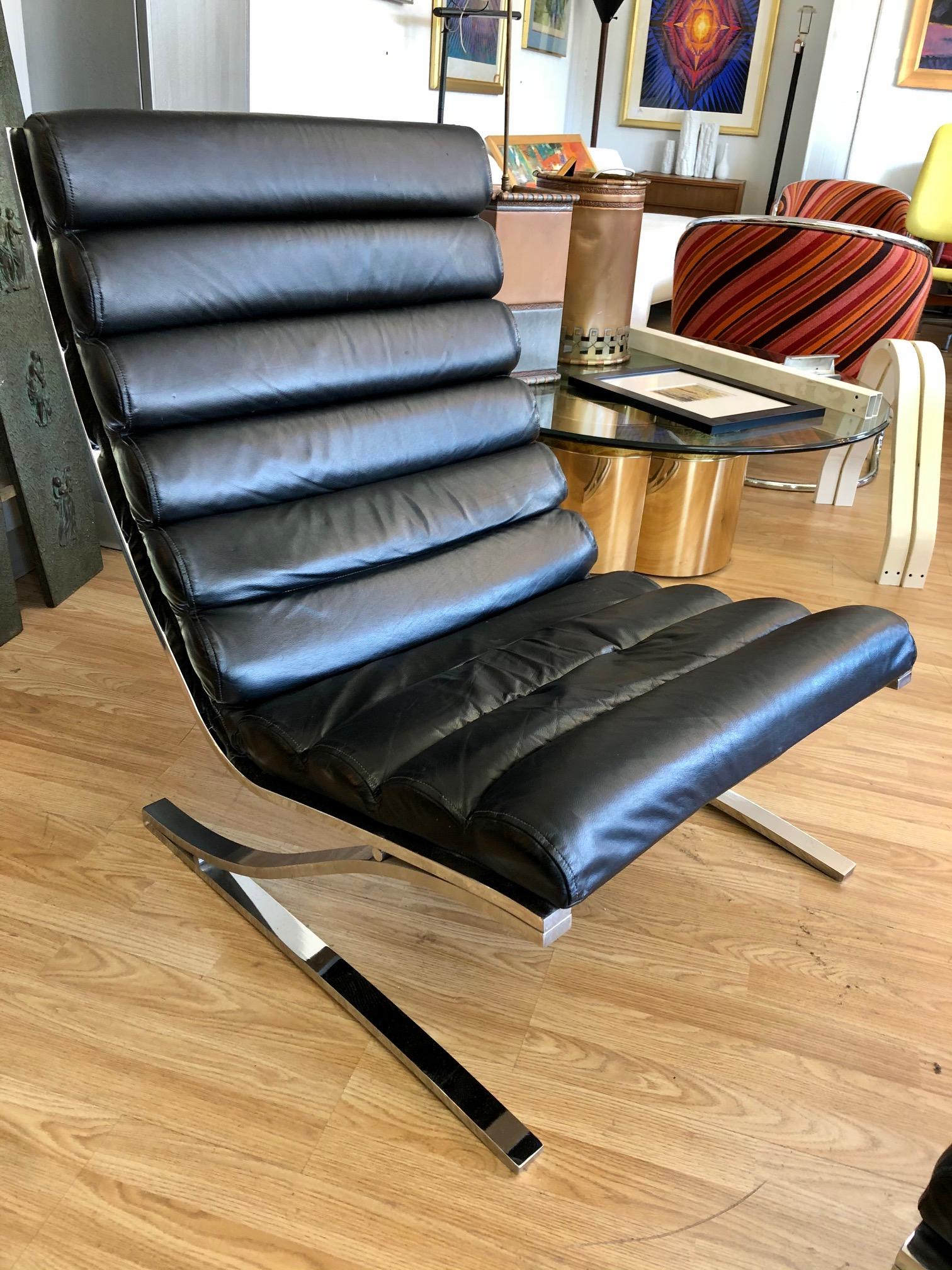 Vintage 1970s Black Leather Channel Back Lounge Chaise with Ottoman by D. I. A. In Good Condition In San Antonio, TX