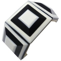 Vintage 1970s Black 
White Modernist Lucite Stretch Bracelet