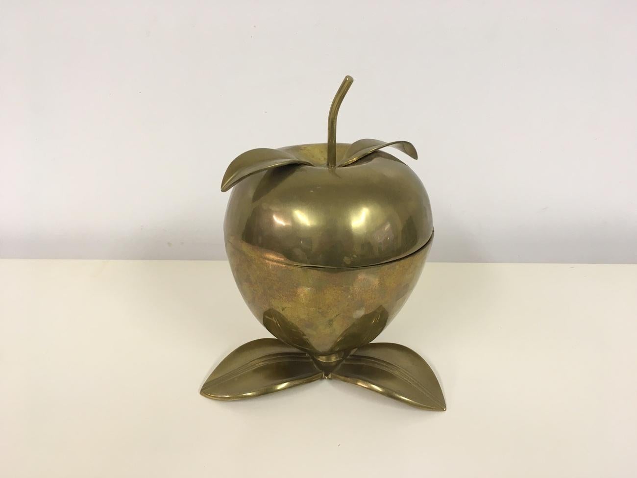 Brass apple shaped bowl
With hinged lid
Ideal for small item storage
France, 1970s.