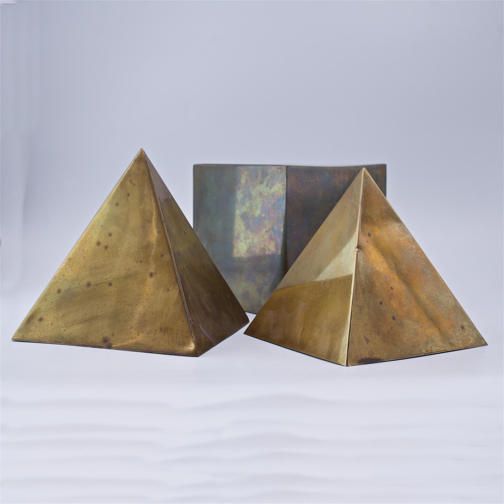 Geometrische Tisch-Skulpturen aus Messing mit Pyramidenwürfel, Mid-Century, Italien, 1970er Jahre (Postmoderne) im Angebot
