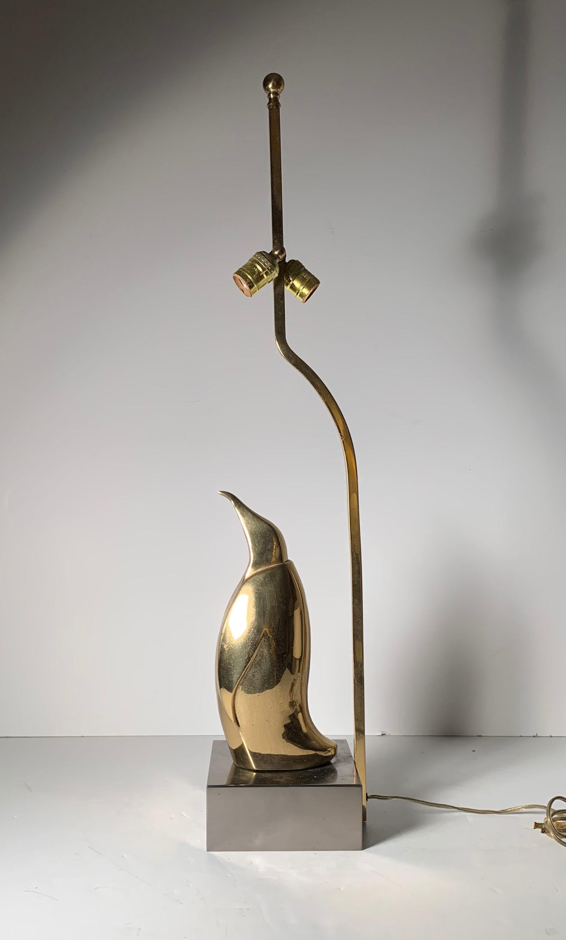 Vintage 1970s mounted brass penguin lamp. Possibly made in France by Willy Daro. Last photos show a similar brass penguin lamp signed by Willy Daro. This one is unsigned and no lighting labels present.

Shows nice age to the brass penguin. Some