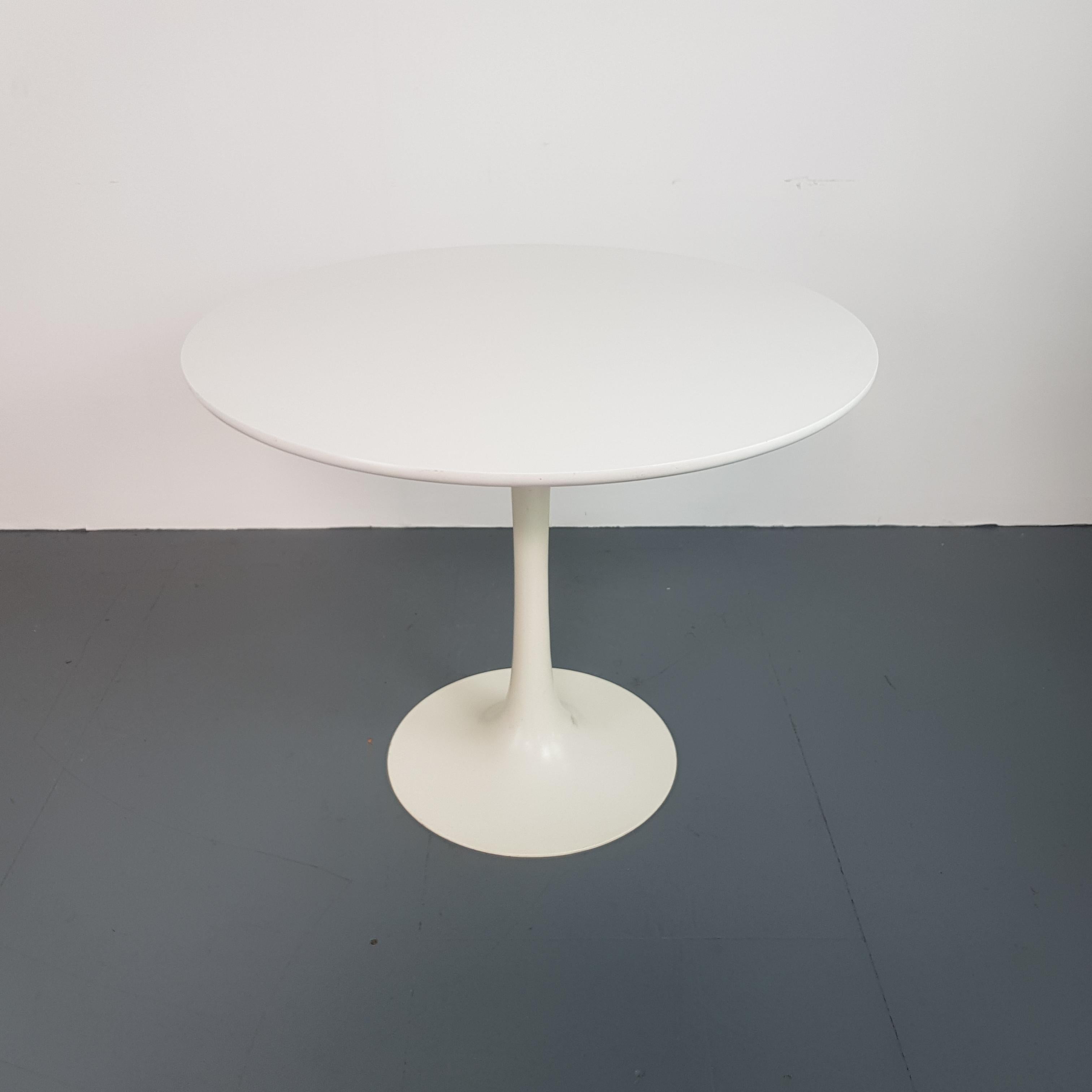 Tulip style kitchen or dining table designed by Maurice Burke for Arkana in the 1970s. 

In good vintage condition. 

Approximate dimensions: 

Height 73 cm

Diameter 90 cm.