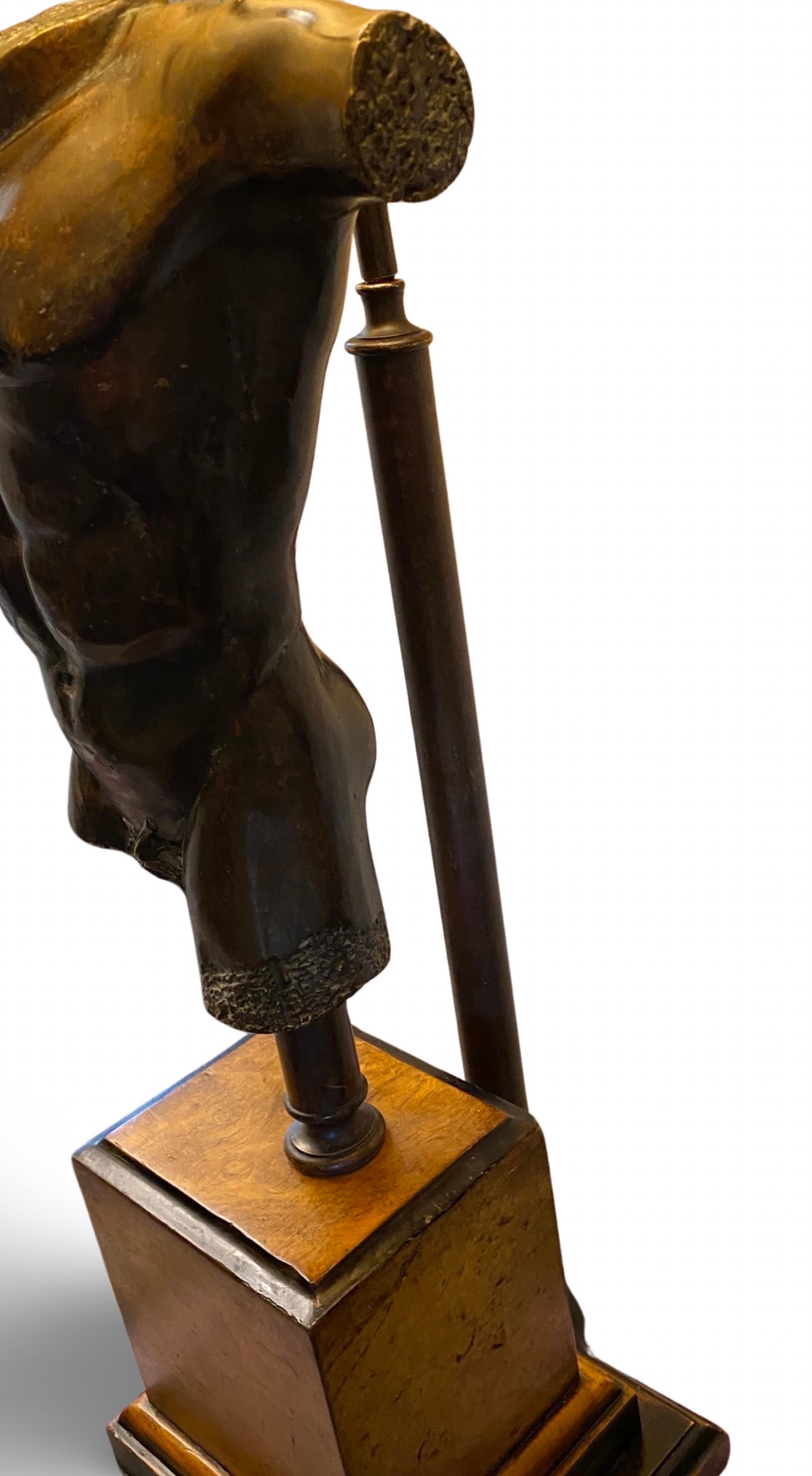 Vintage 1970er Bronze männlichen Torso Lampe auf Burl-Holz Basis w New Black Custom Shade im Angebot 9