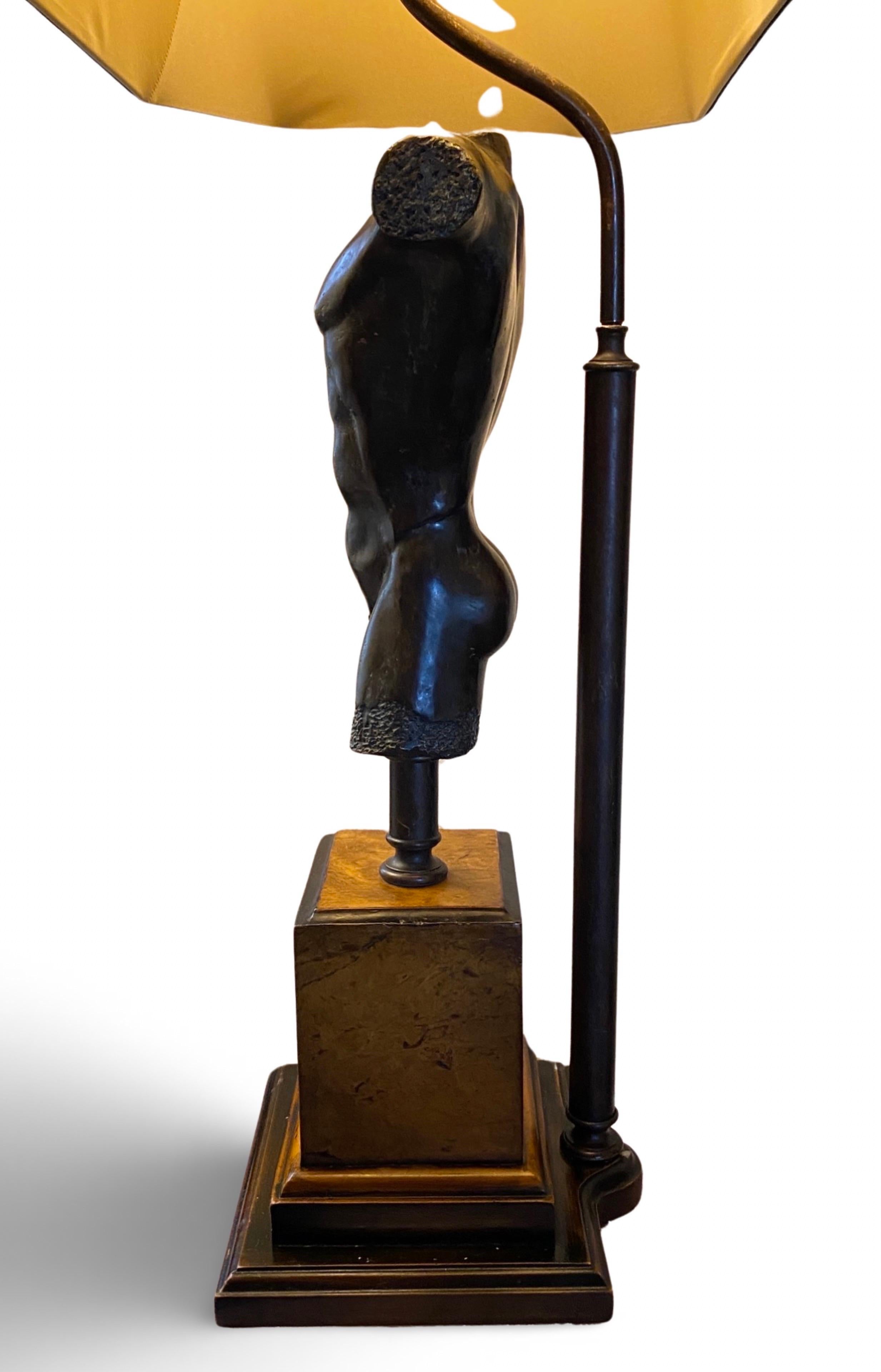 Vintage 1970er Bronze männlichen Torso Lampe auf Burl-Holz Basis w New Black Custom Shade im Angebot 10