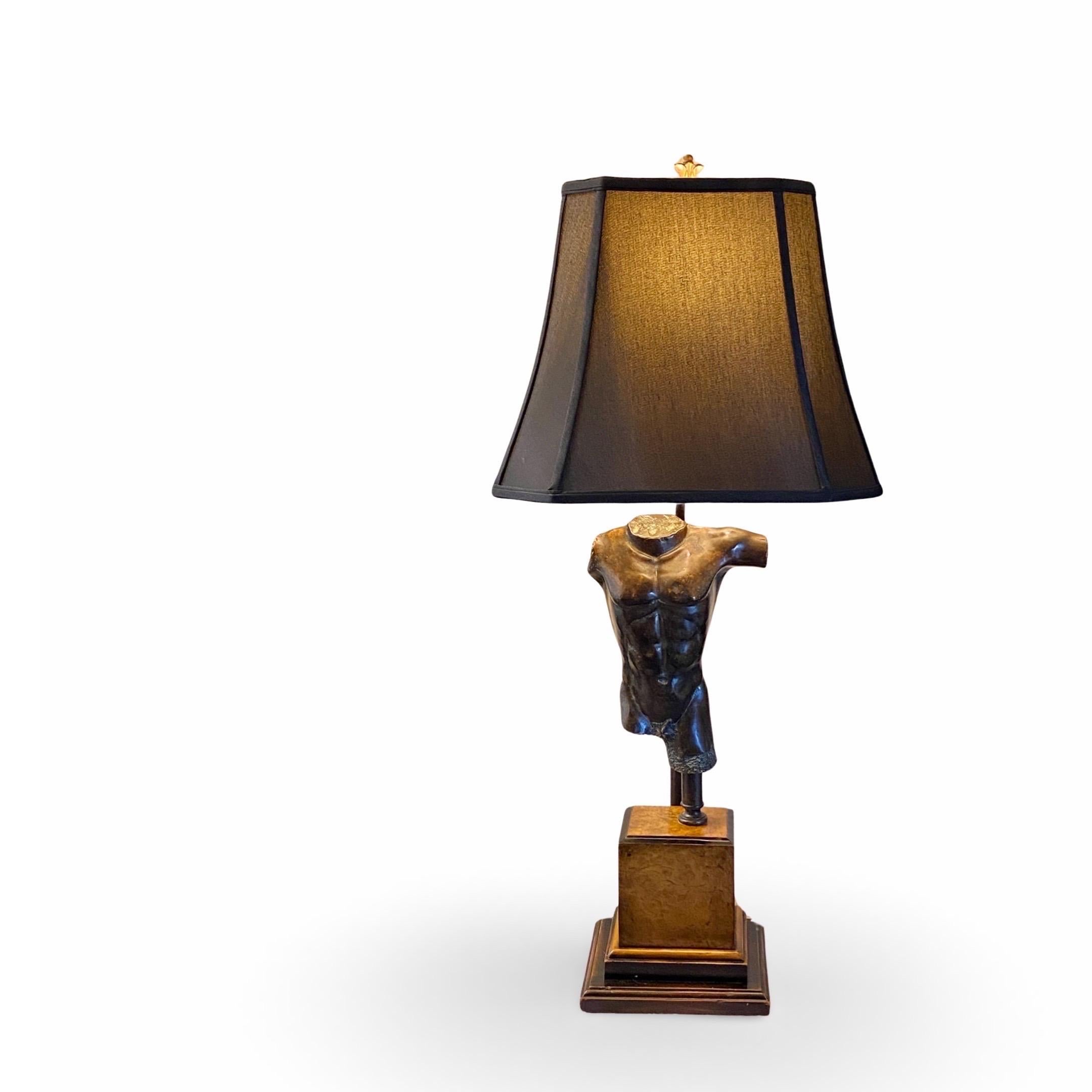 Eine italienische Lampe, die sowohl klassisch als auch modern ist. Eine schicke Bronzestatue auf einem Würfelsockel aus Wurzelholz. Wunderschön gemacht, wie es nur die Italiener können. Wir haben einen schwarzen Stoffschirm bestellt, der wie das