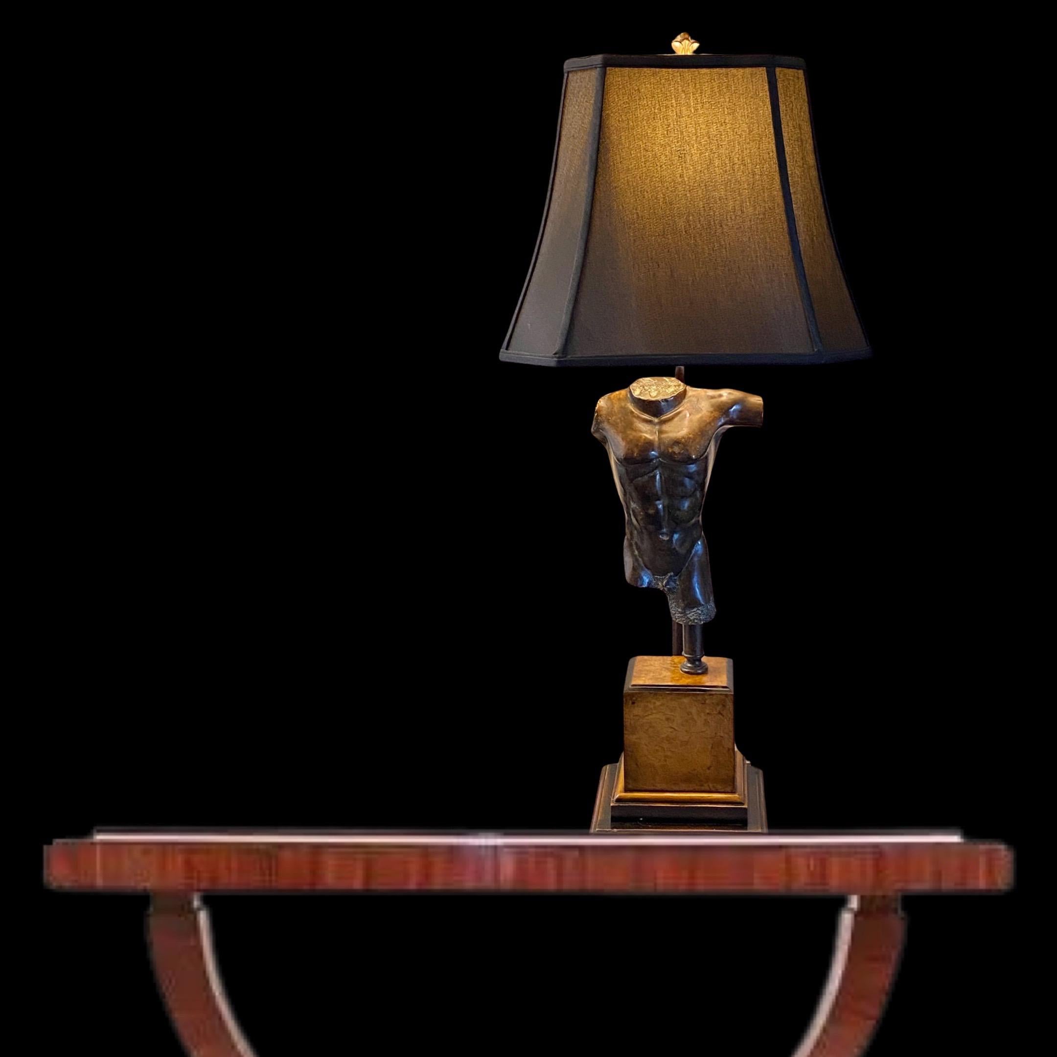Vintage 1970er Bronze männlichen Torso Lampe auf Burl-Holz Basis w New Black Custom Shade (Regency) im Angebot