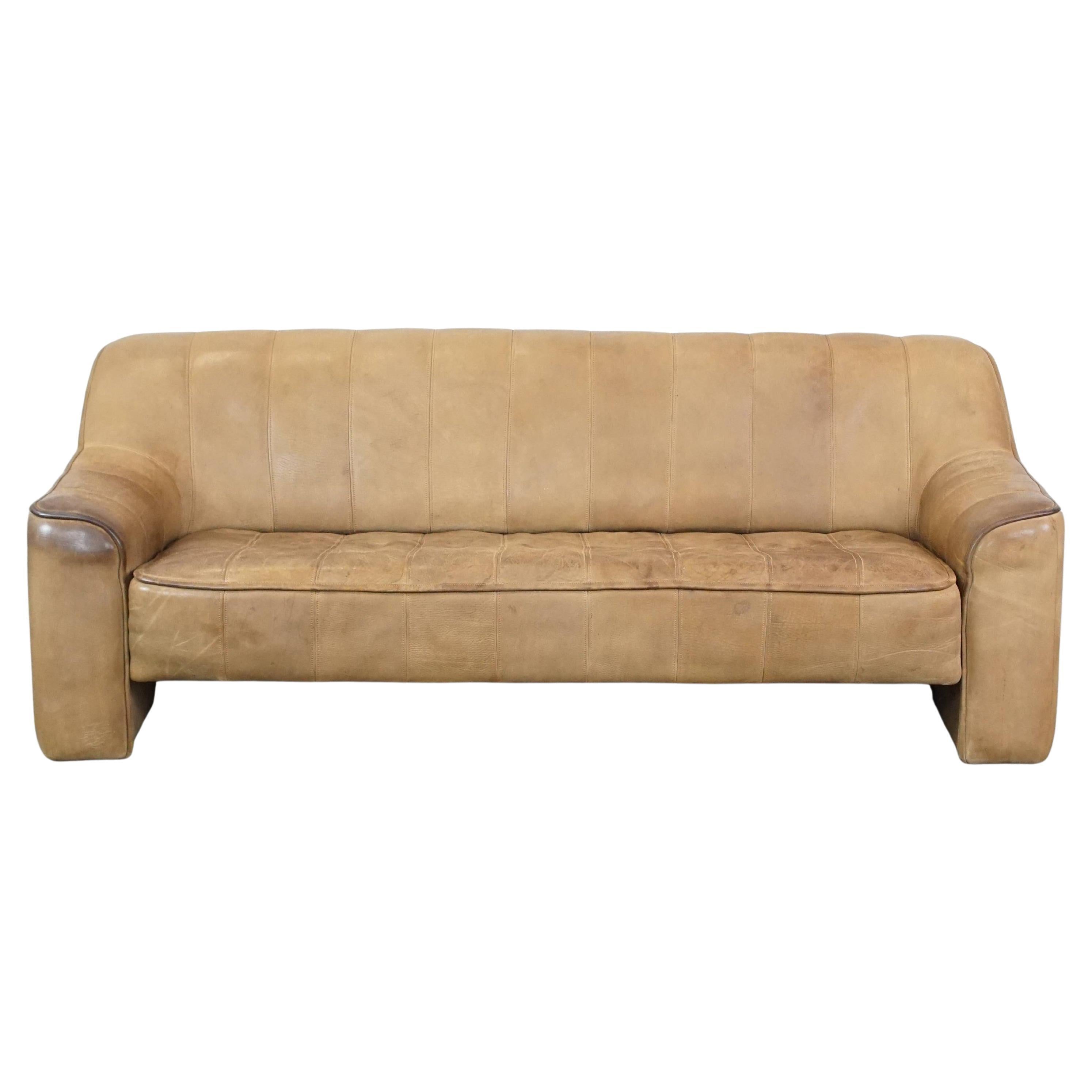 Vintage 1970s buffalo leather 2.5-seat design sofa by De Sede, model DS44