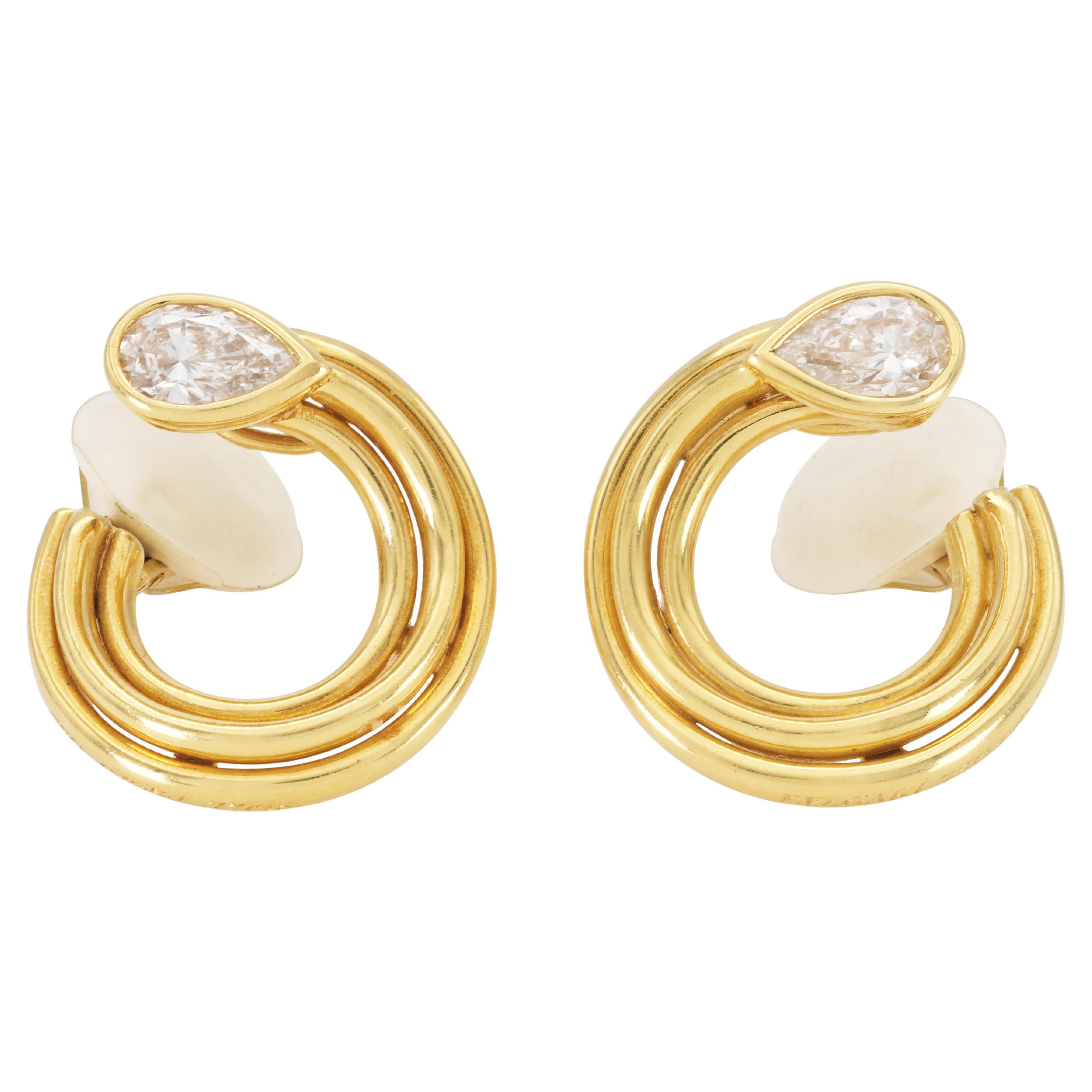 Vintage 1970s Bvlgari Gold and 1.50 Carat Pear-Shaped Diamonds Hoop Earrings