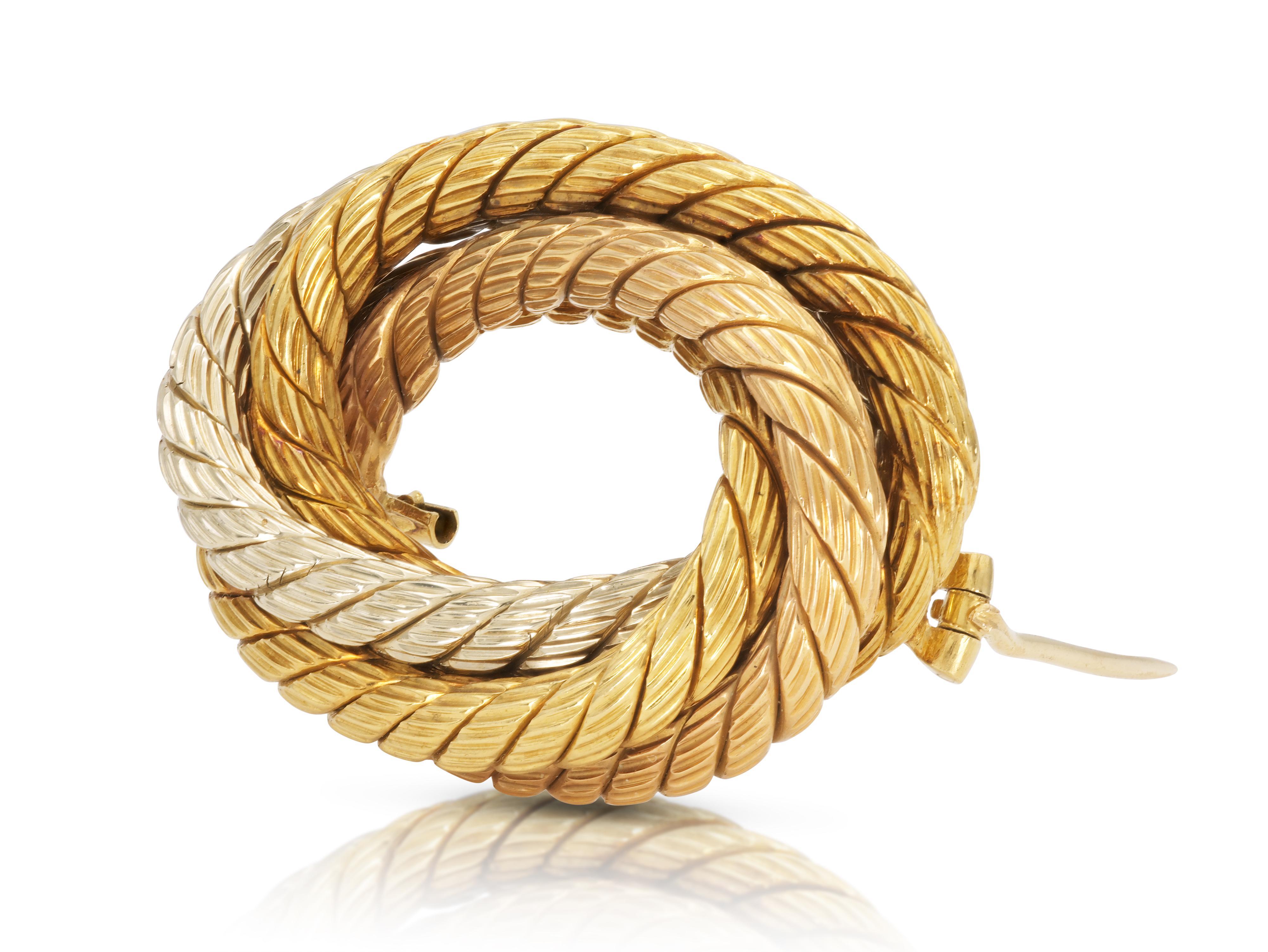 Finemente realizzato in oro giallo, rosa e bianco a 18 carati.
Firmato da Bvlgari
Circa anni '70
2 3/4 x 1 1/4 di pollice