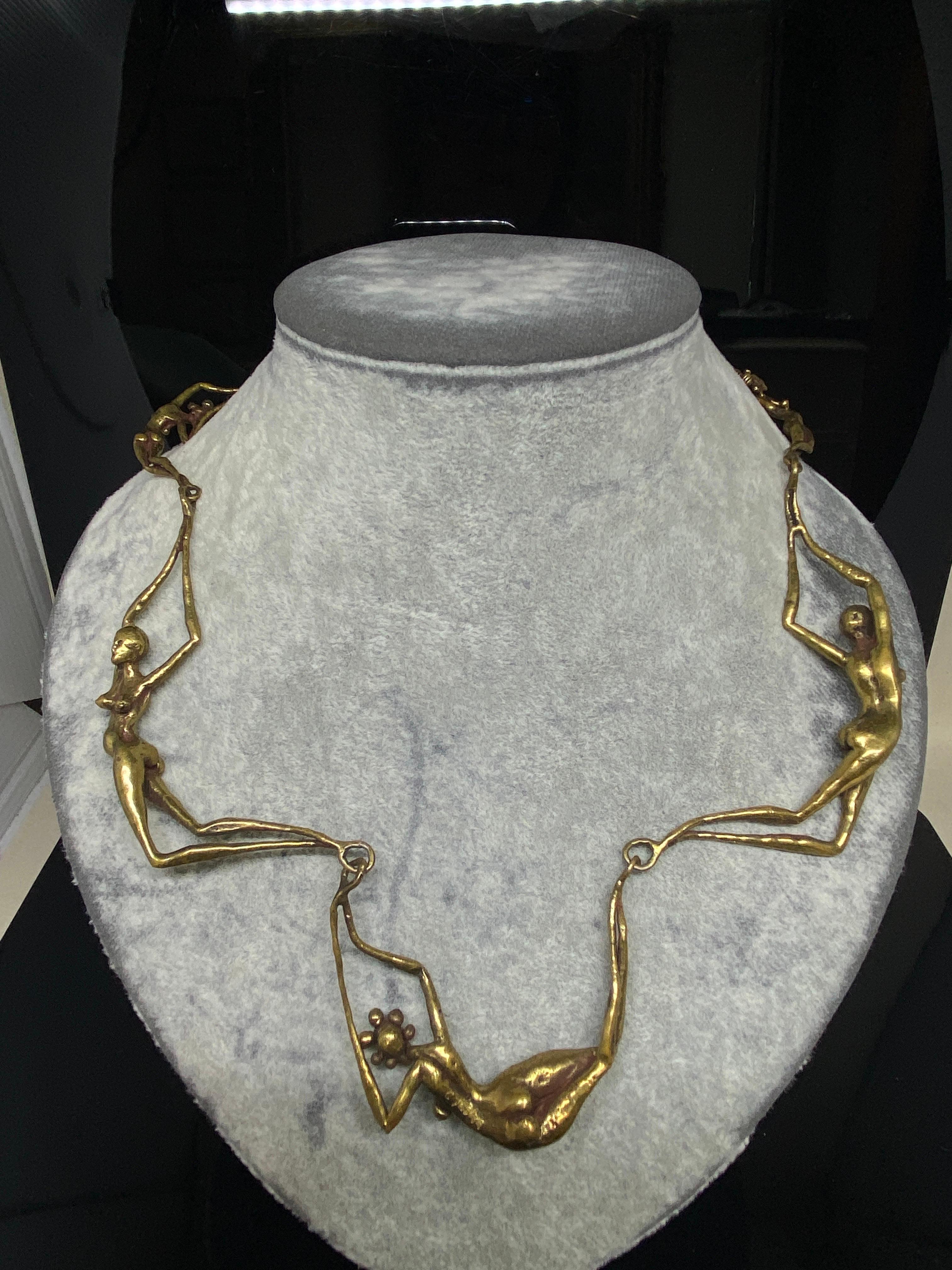Up&Up vous propose ce collier inhabituel de Carl Tasha. Cet artiste américain très connu a été l'un des pionniers du mouvement brutaliste dans les années 1960 et 1970. 

Collier moderniste capitonnant composé de figures féminines nues surréalistes