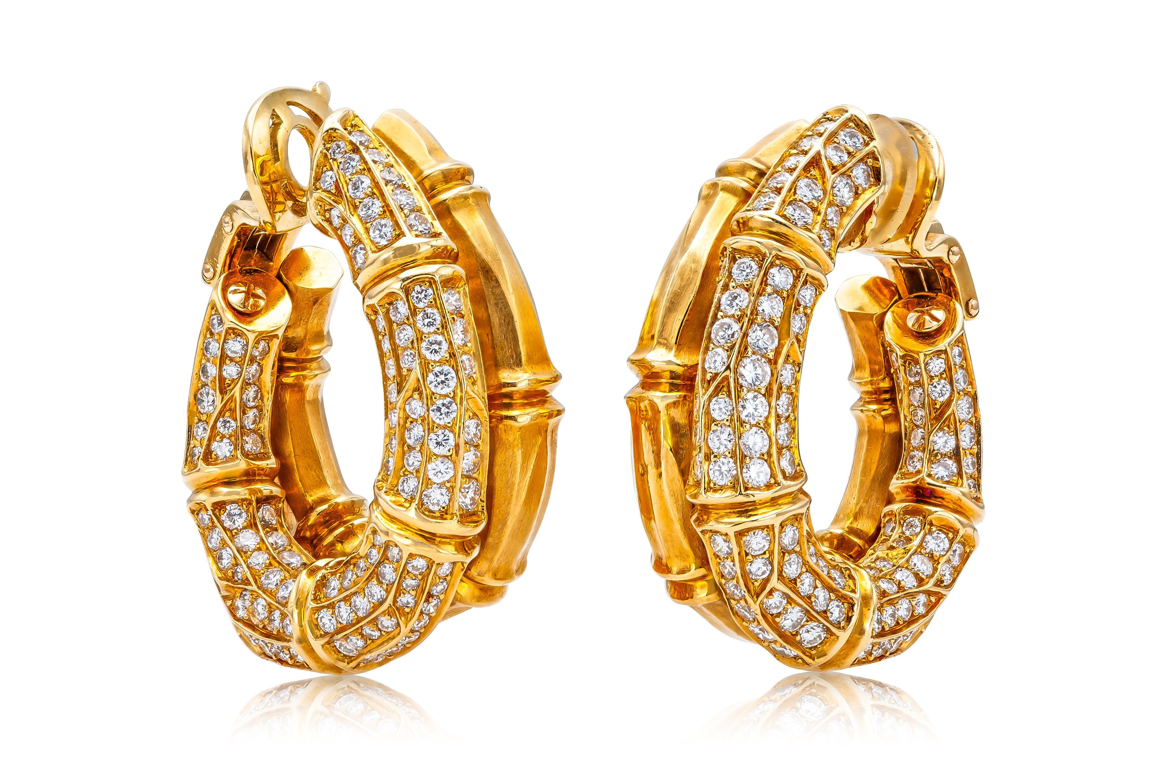 Fein gearbeitet in 18 Karat Gelbgold mit runden Diamanten im Brillantschliff mit einem Gesamtgewicht von etwa 8,00 Karat.
Signiert von Cartier, aus der Collection'S Bamboo.