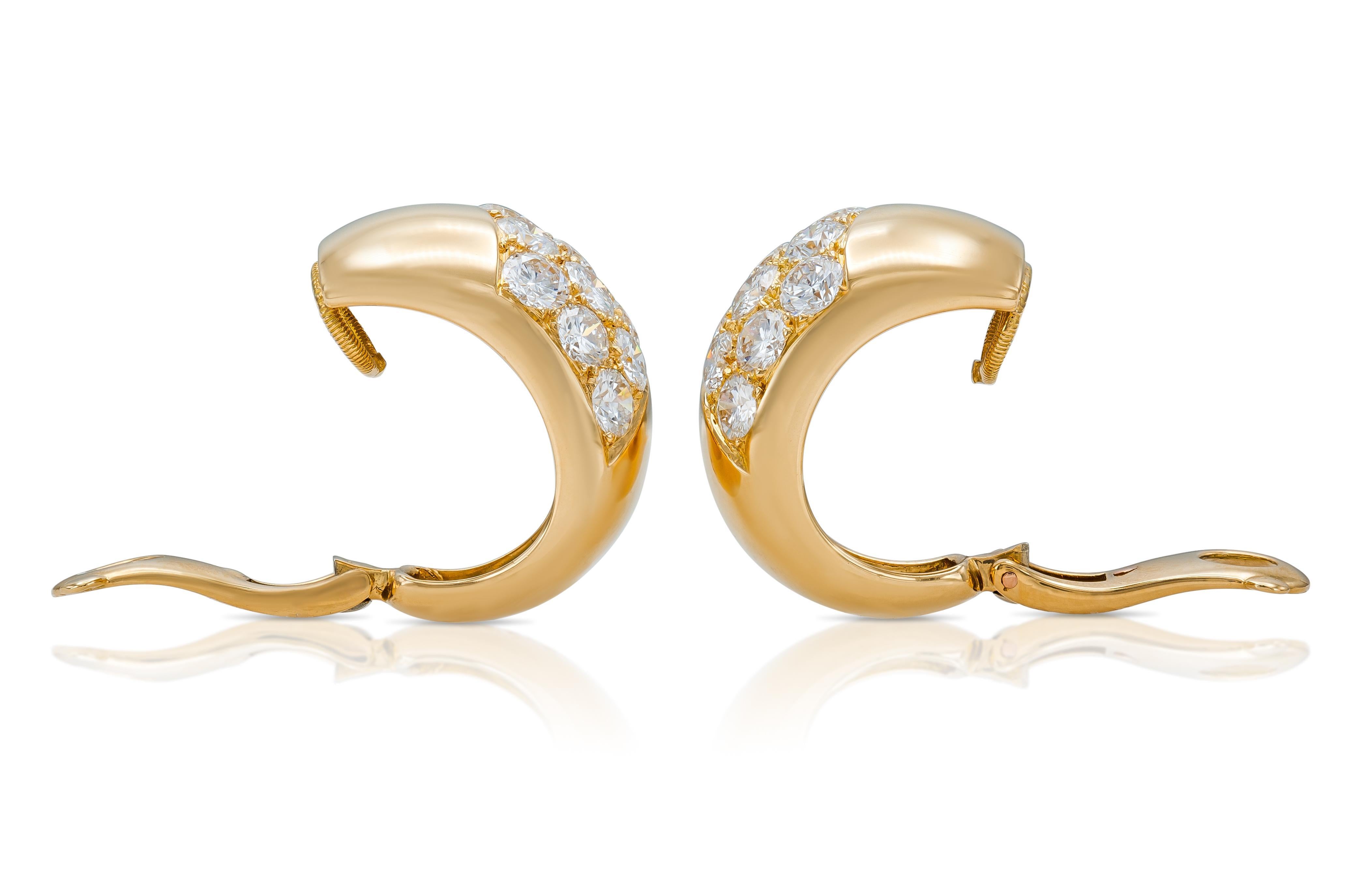 Pendientes Huggie vintage Cartier de oro y diamantes de 6,00 quilates de los años 70 Corte redondo en venta
