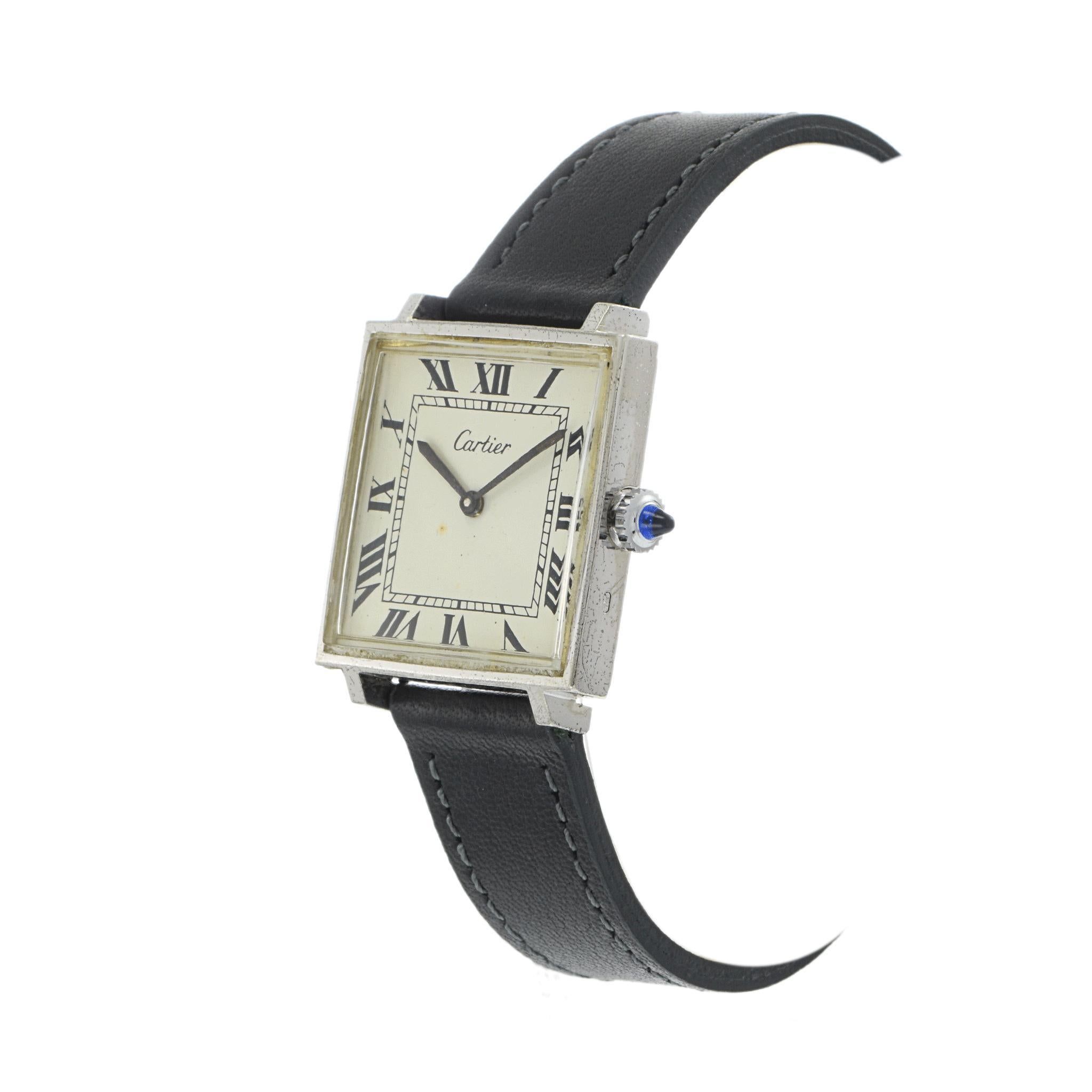 Montre manuelle vintage Cartier Square en argent sterling. Cette élégante pièce d'horlogerie est fabriquée en argent sterling. La montre présente un cadran carré avec des chiffres romains et un mouvement manuel classique. Le bracelet en cuir noir