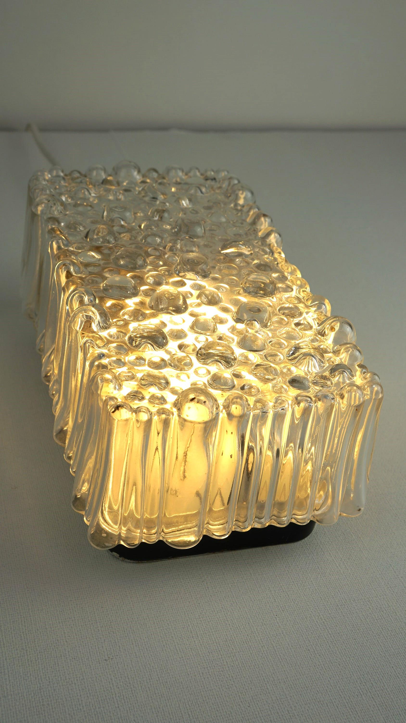 Angeboten wird diese sehr charmante Deckenleuchte/Design-Wandlampe aus den 1970er Jahren mit Blasenglas.

Diese bezaubernde Decken-/Wandleuchte im Vintage-Stil besticht durch ihr wunderschönes Design und die hübsche Blasenglasoptik. Er ist aus Glas