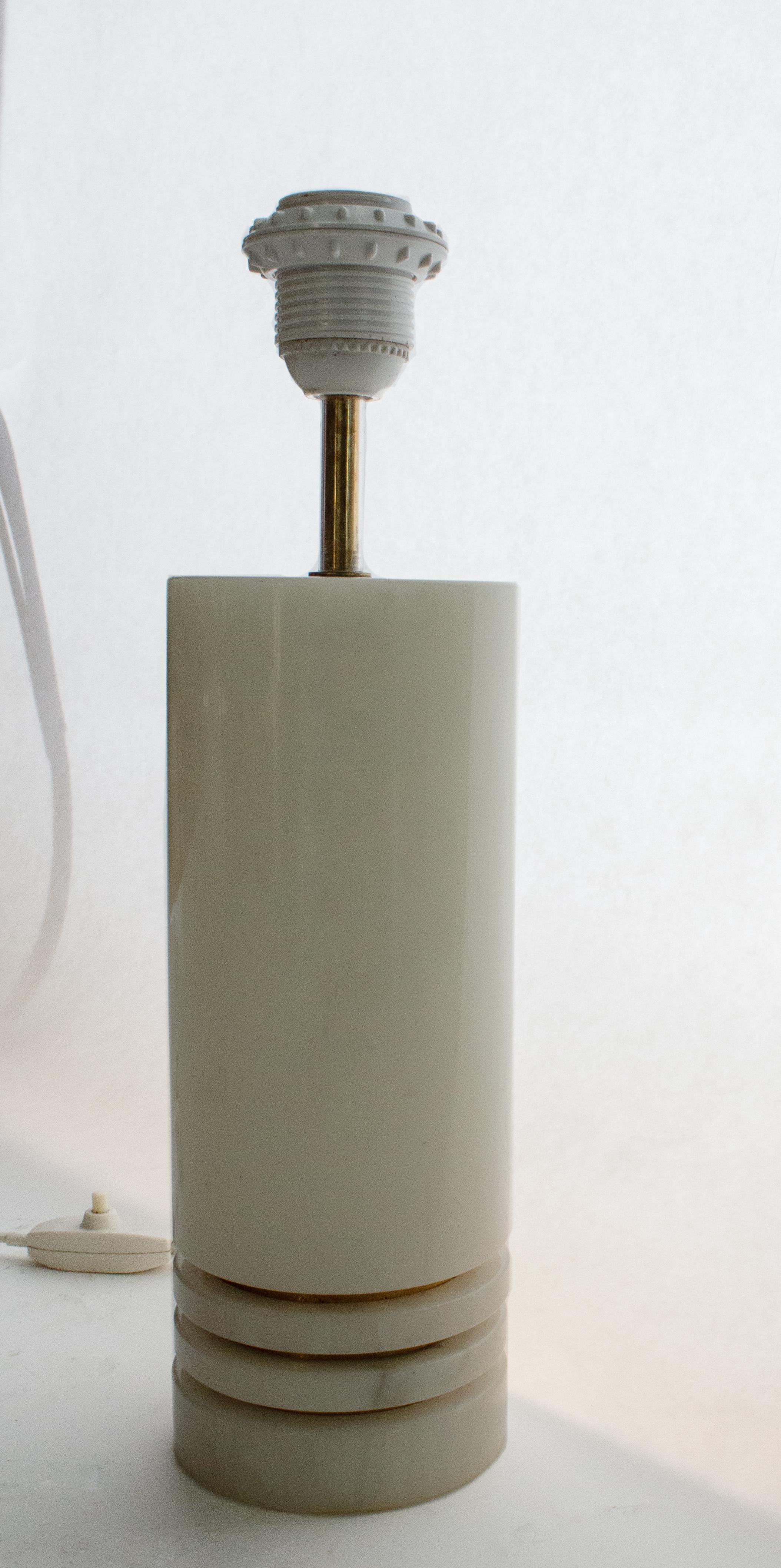 Lámpara de Mesa de Alabastro Blanco: Una atrevida mezcla de elegancia. Esta lámpara de mesa Cerri Nestore  fabricada en Italia en la década de 1970, irradia elegancia sofisticada y diseño atemporal. Con sus detalles de latón, combina a la perfección