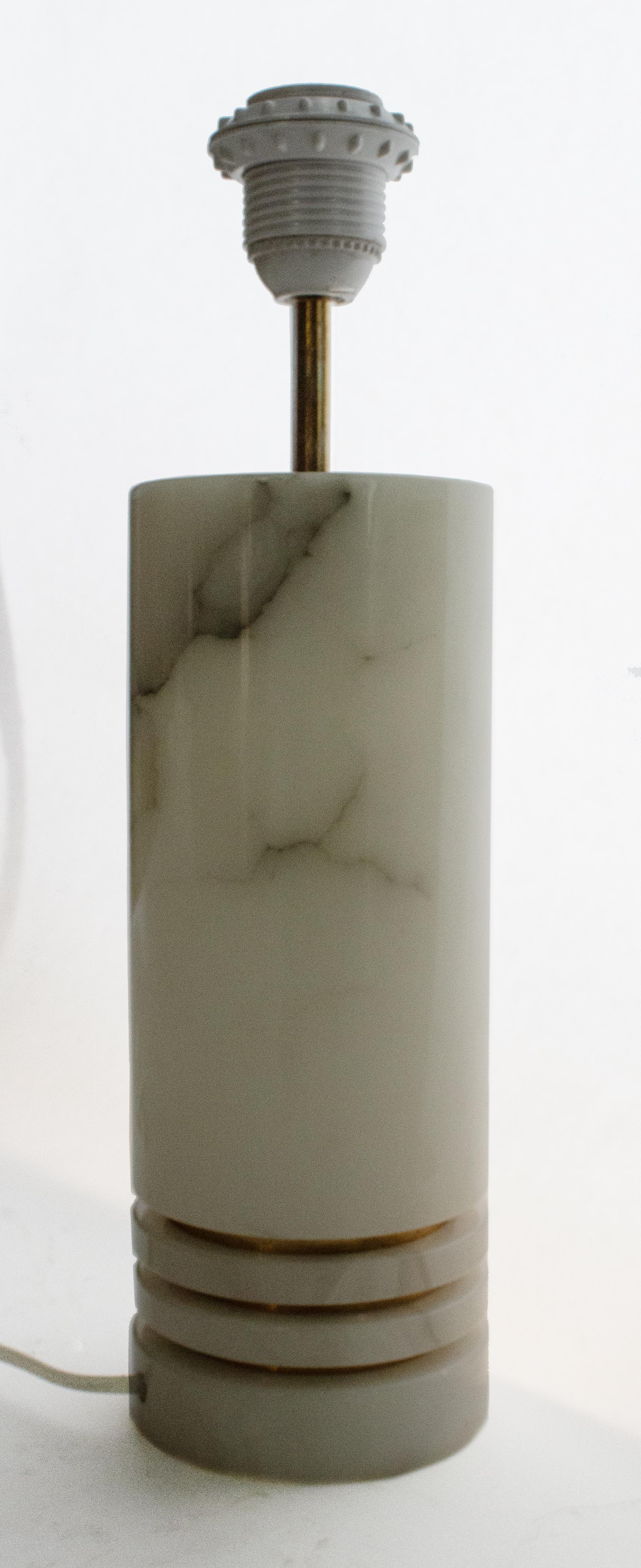 Lámpara de mesa vintage de alabastro blanco Cerri Nestore de los años setenta: Una atrevida mezcla de elegancia Regencia de Hollywood en venta
