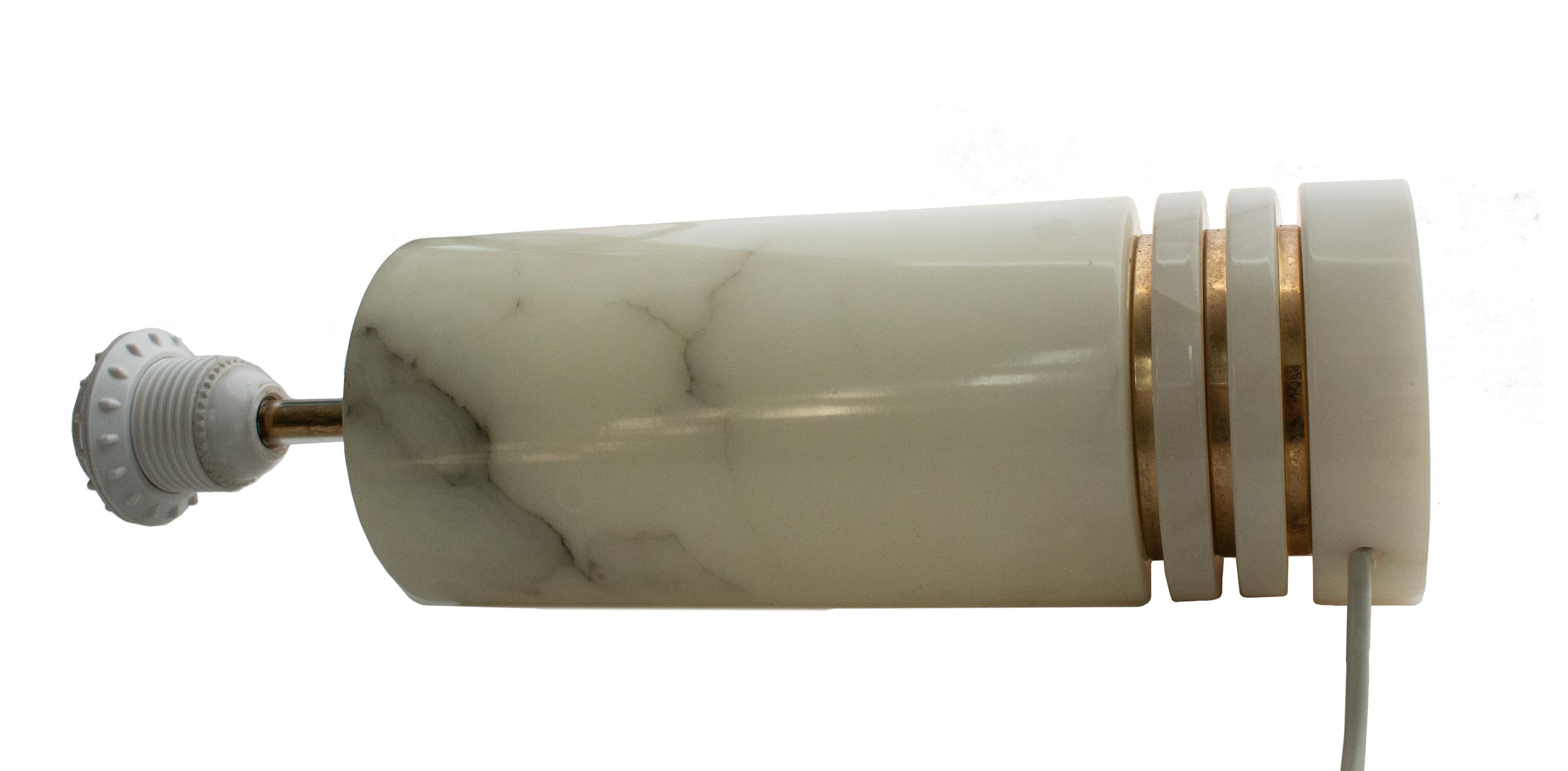 Lámpara de mesa vintage de alabastro blanco Cerri Nestore de los años setenta: Una atrevida mezcla de elegancia Italiano en venta