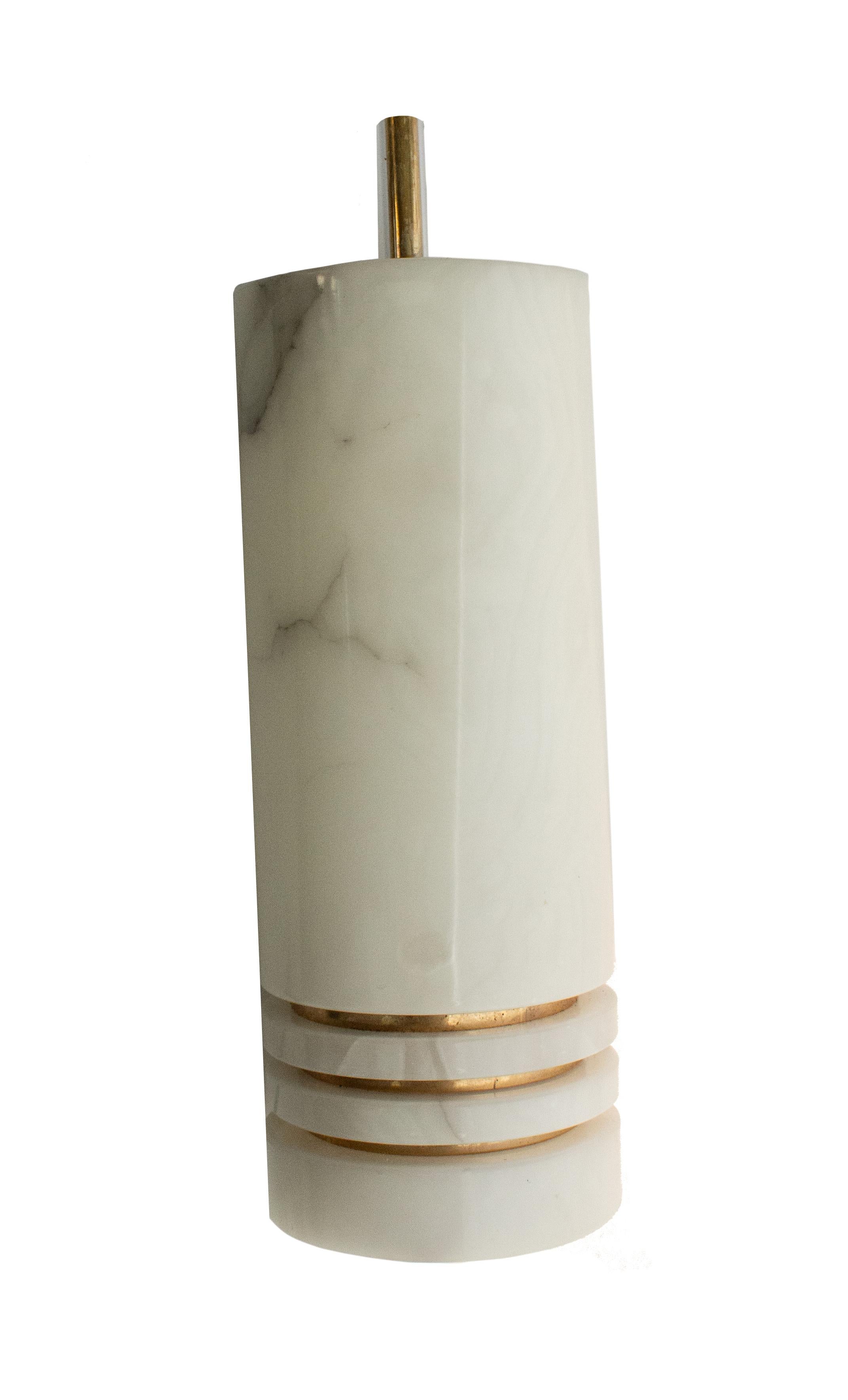Lámpara de mesa vintage de alabastro blanco Cerri Nestore de los años setenta: Una atrevida mezcla de elegancia Hecho a mano en venta