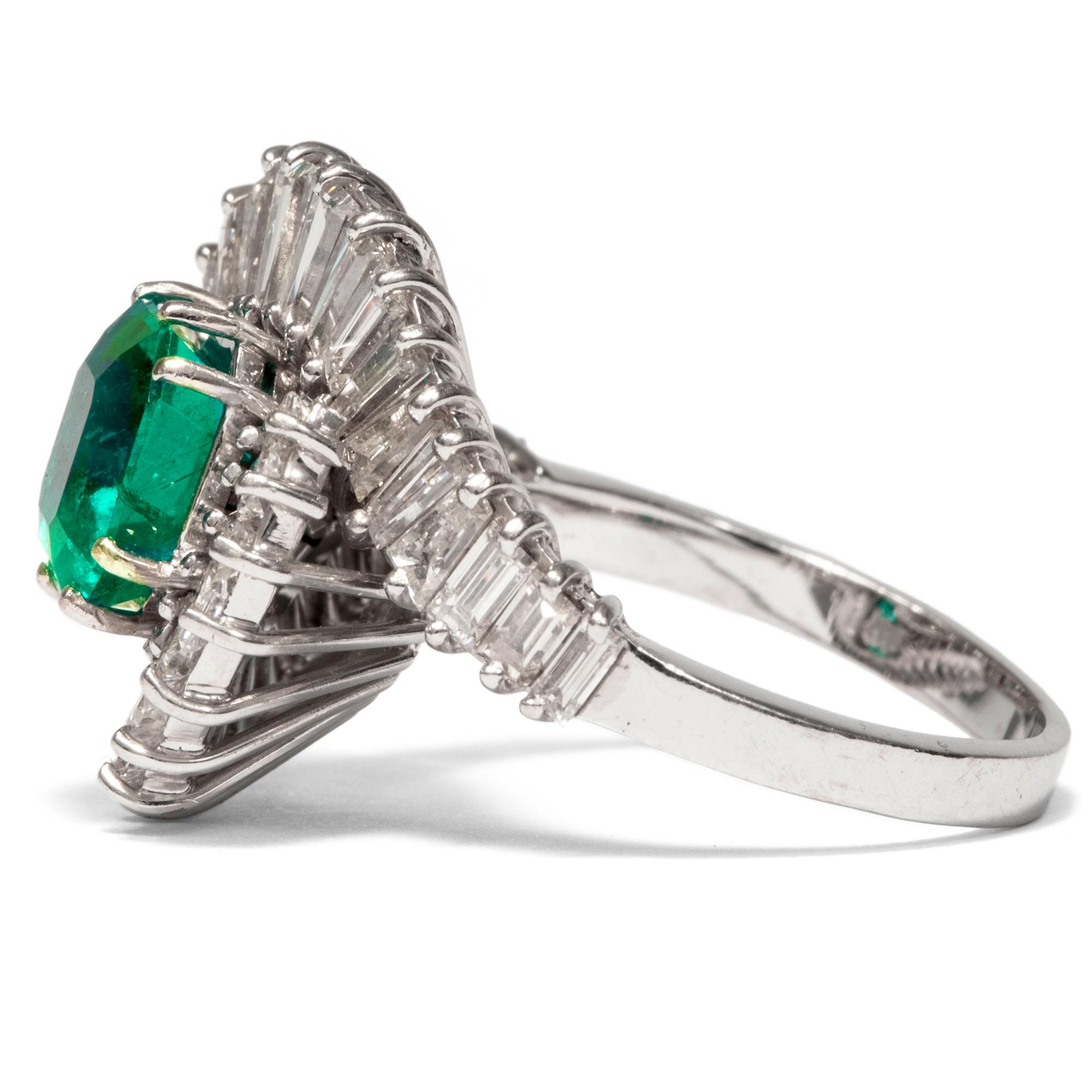 Octagon Cut Vintage 1970s Certified 1.88 Carat Colombian Emerald Diamond Ballerina Ring For Sale