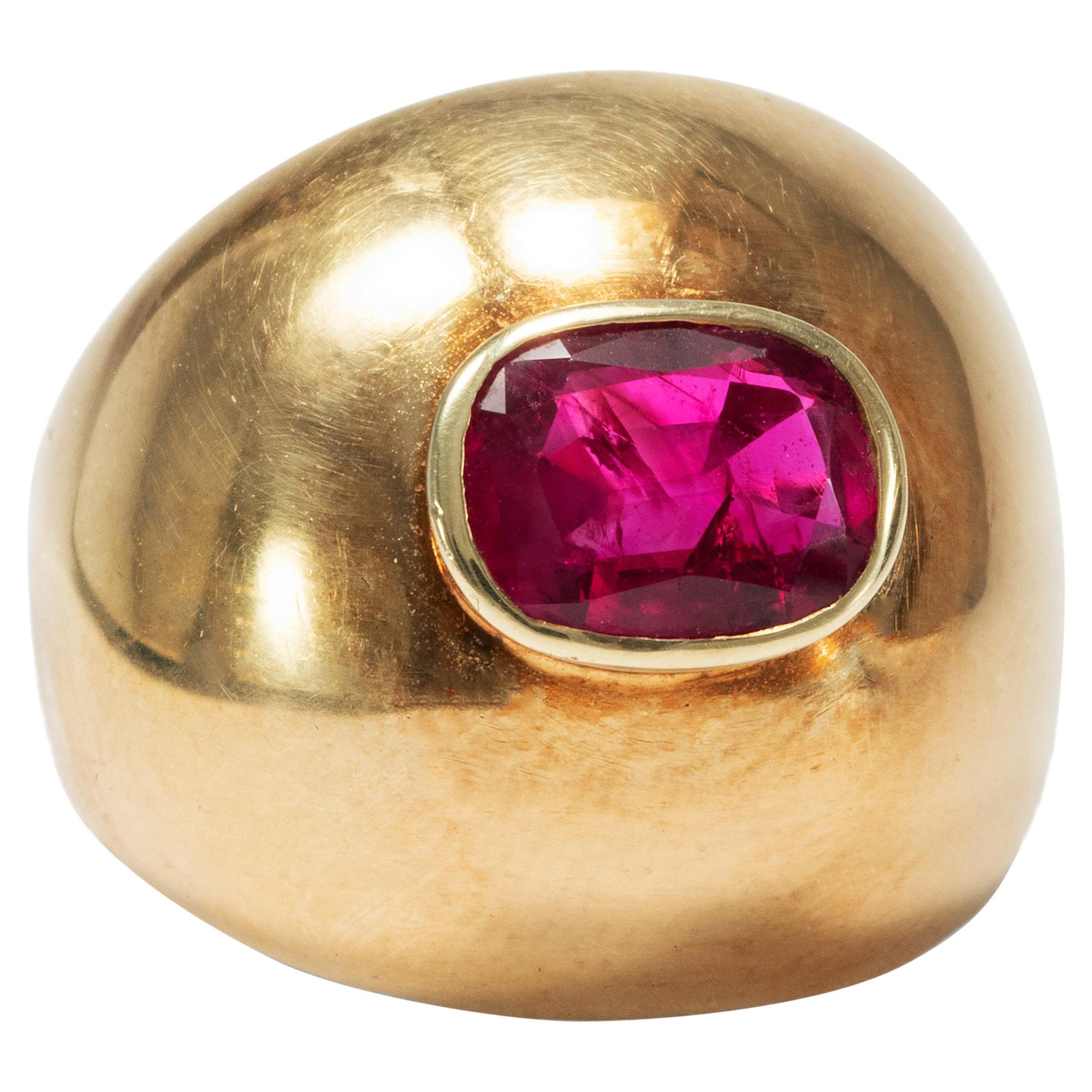 Vintage 1970s Certified Untreated No Heat 1.4 Carat Burma Ruby Gold Domed Ring For Sale