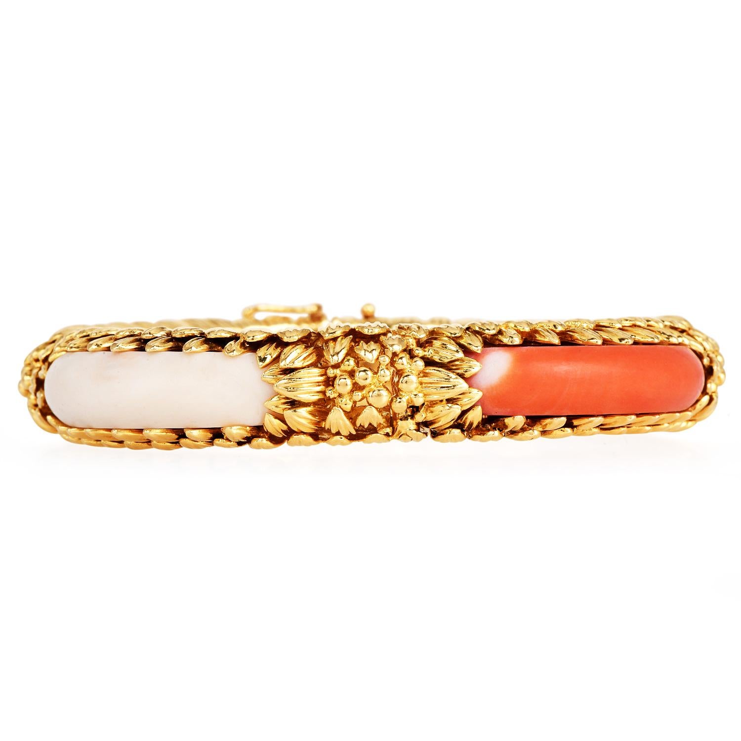 Vintage 1970er Jahre Chic  Koralle 18K Gold Armreif Armband (Cabochon) im Angebot