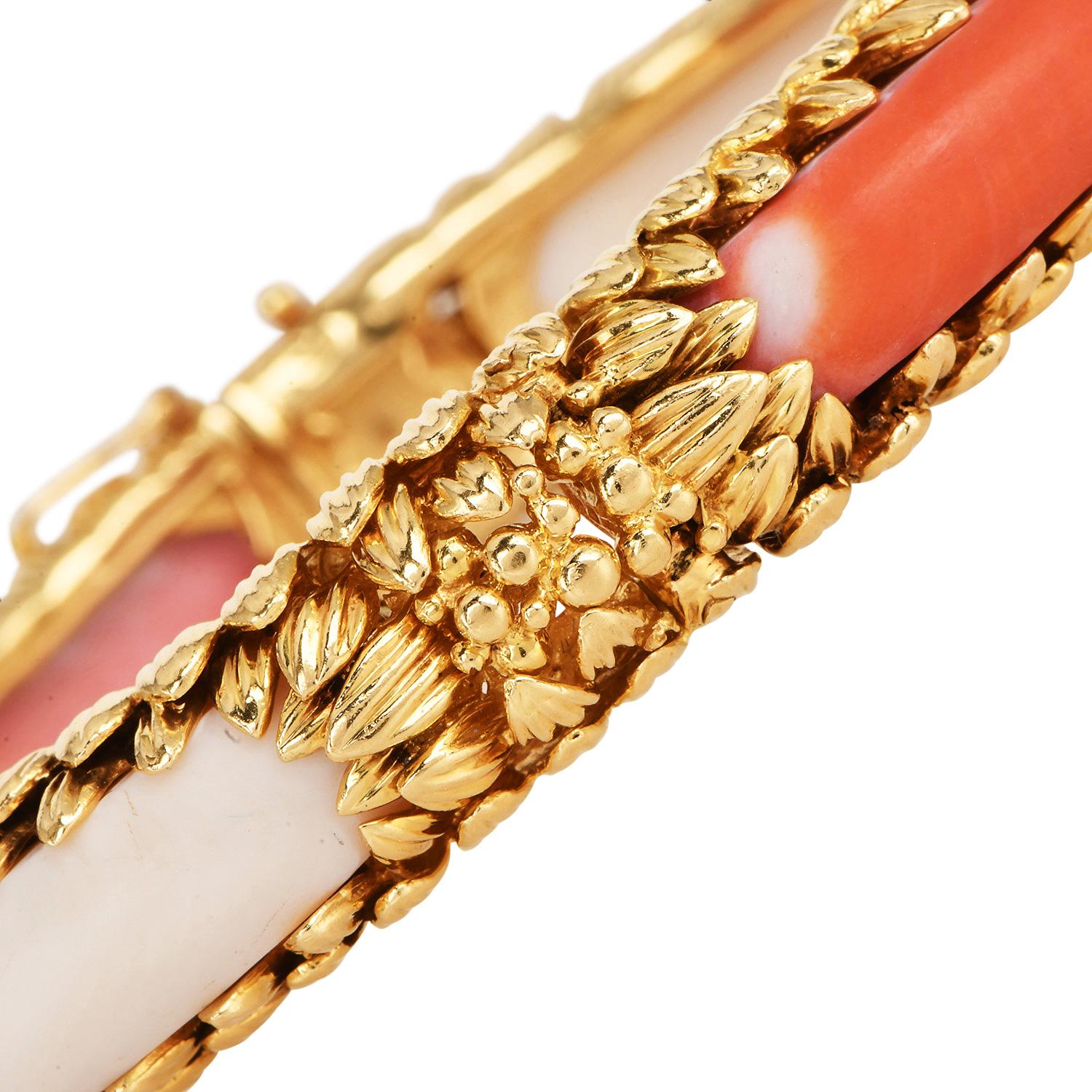 Vintage 1970er Jahre Chic  Koralle 18K Gold Armreif Armband im Zustand „Hervorragend“ im Angebot in Miami, FL
