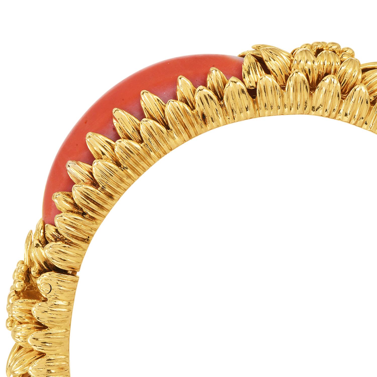 Vintage 1970er Jahre Chic  Koralle 18K Gold Armreif Armband im Angebot 1
