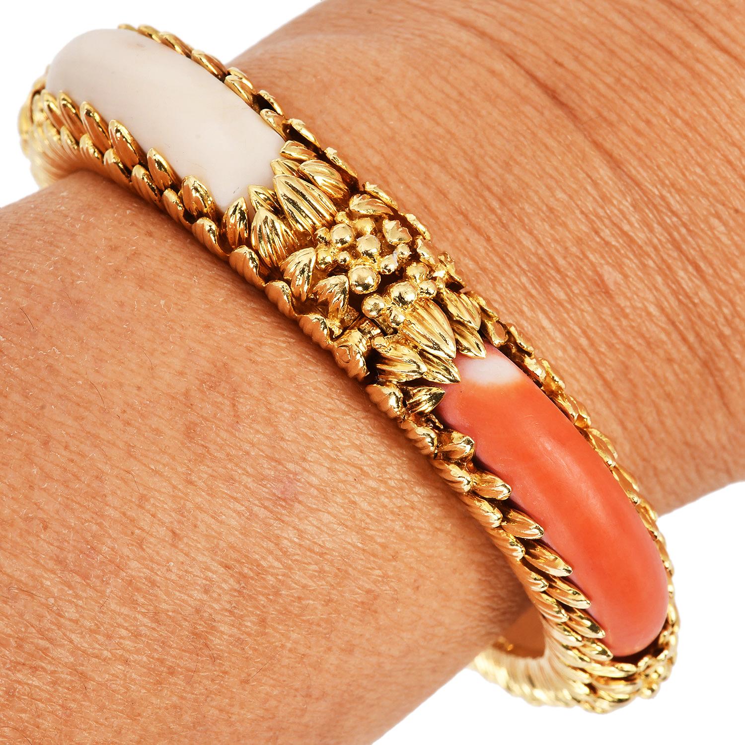 Vintage 1970er Jahre Chic  Koralle 18K Gold Armreif Armband im Angebot 2