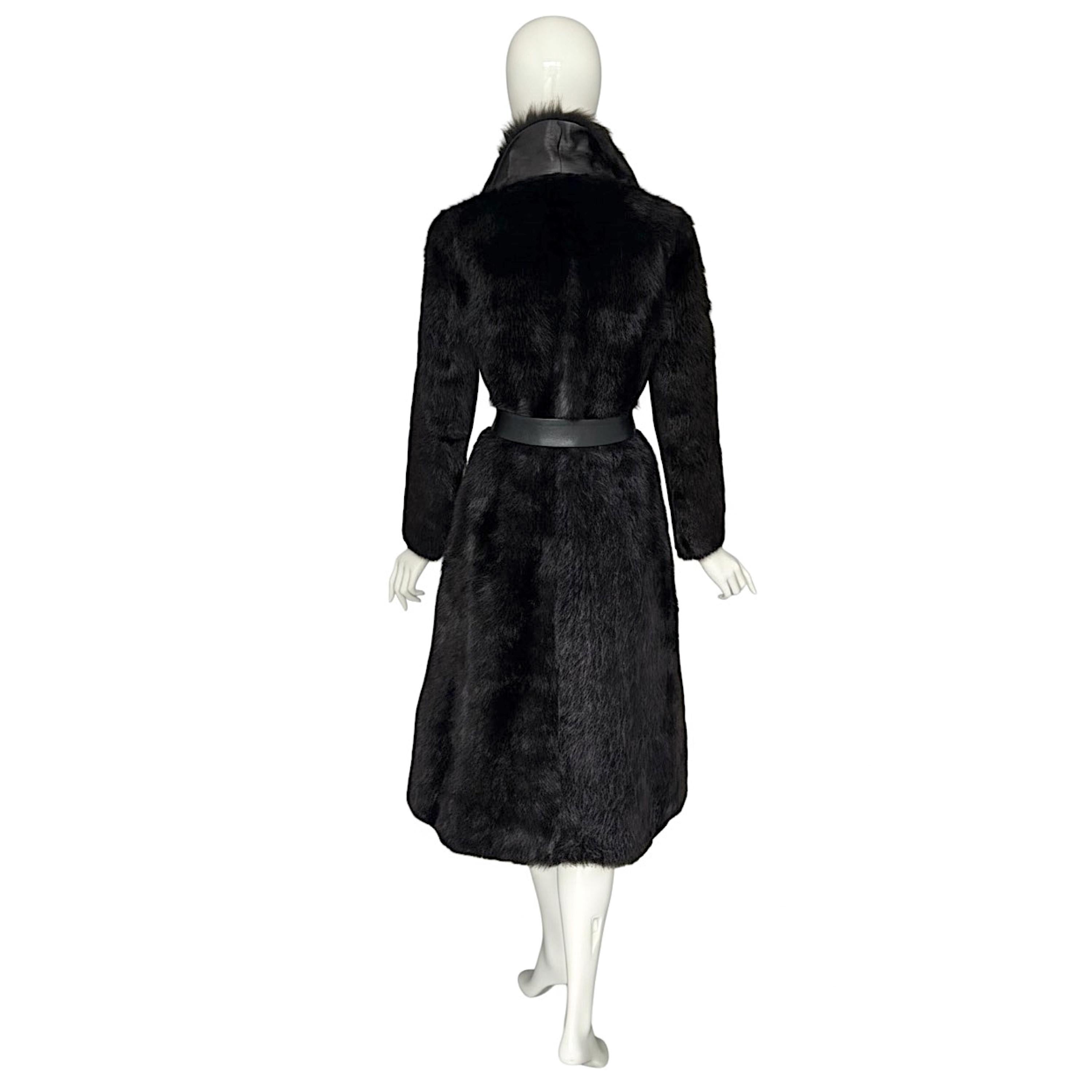 Vintage 1970s Chocolate Brown Belted Coat with Leather & Mesh Buckle Detail In Excellent Condition For Sale In Antwerpen, Vlaams Gewest