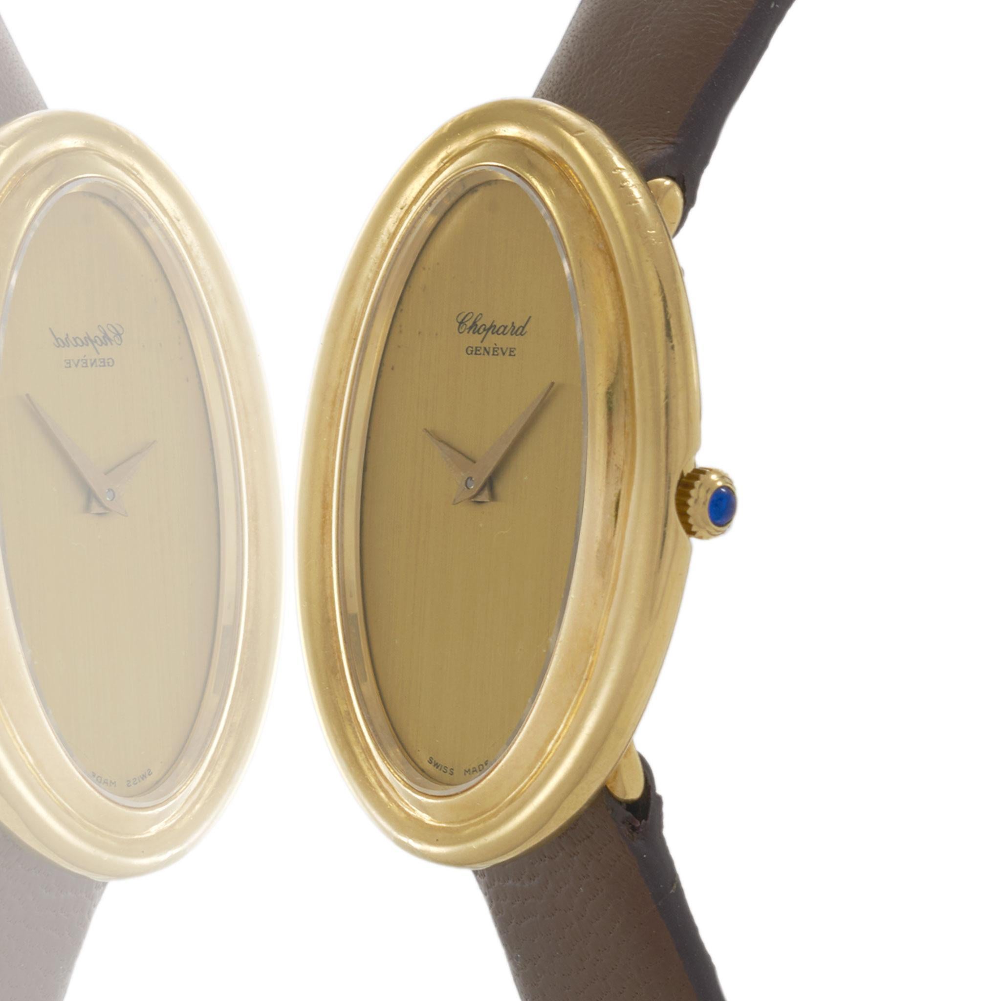 Vintage 1970's Chopard Referenz 5047-1 mit einem 26mm oval 18KT Gelbgold Fall mit glatten polierten Lünette und Cabochon Saphir Krone. Das goldfarbene Zifferblatt ist mit passenden goldenen Zeigern versehen, die für eine minimalistische und elegante