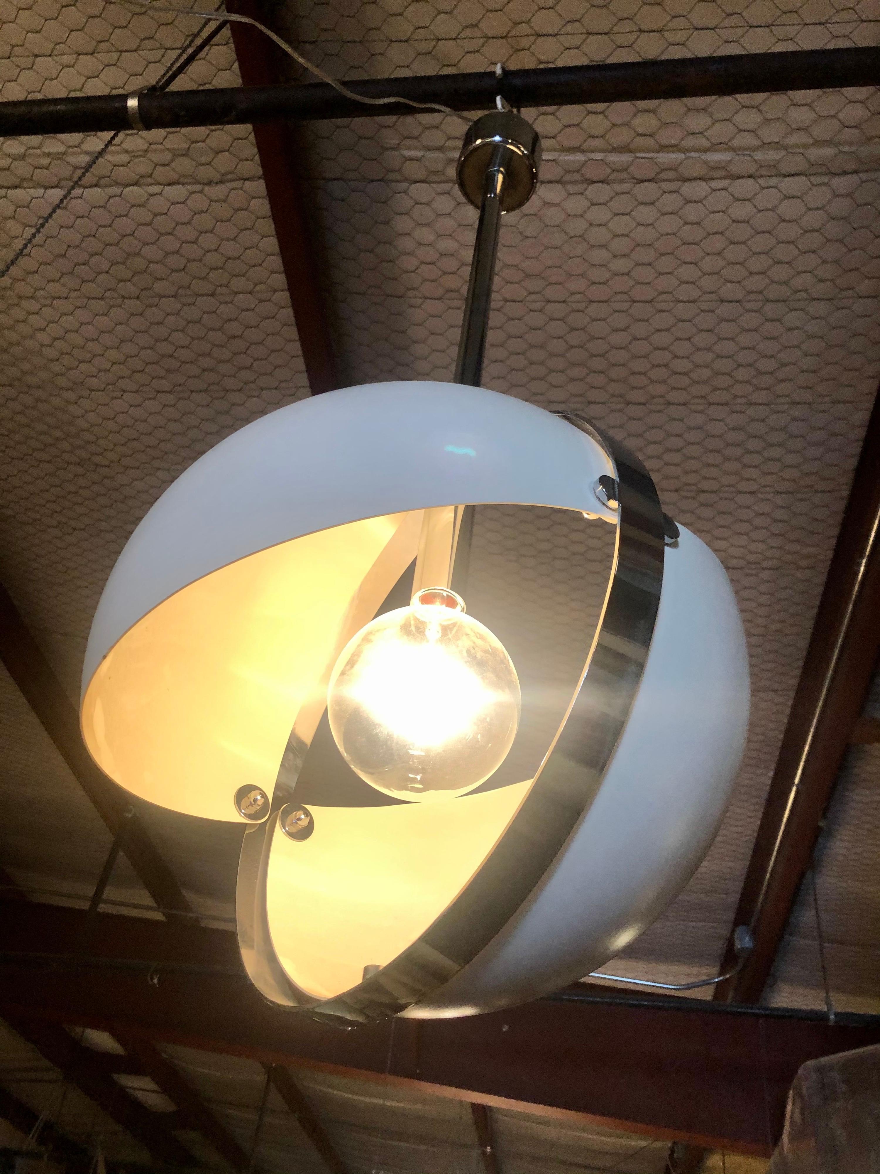 This pendant lamp is in overall good condition. Chrome frame. White metal shade. Adjustable shades. (See Photos) Unknown Maker,
circa 1970s.
Dimensions:
38.5