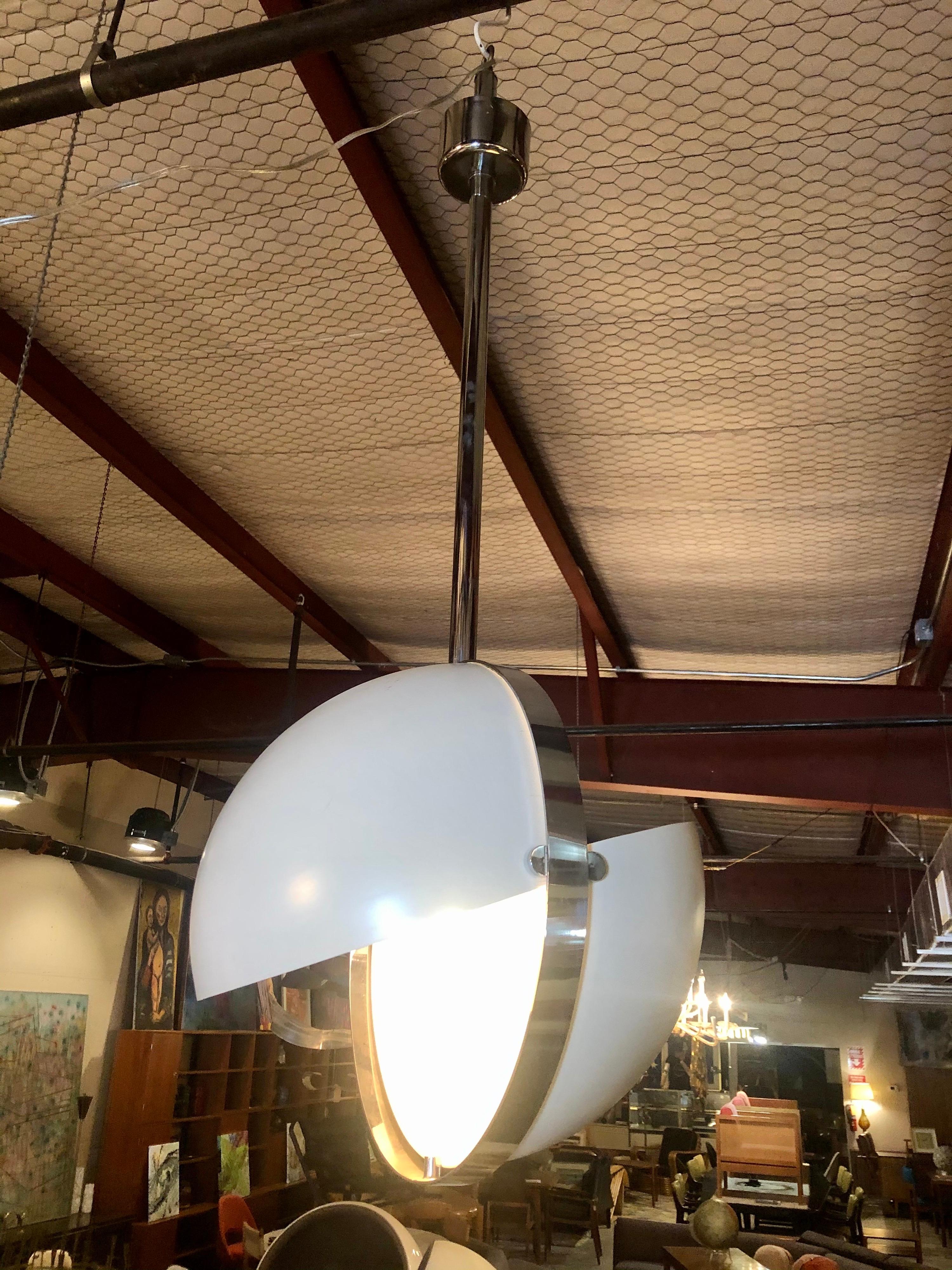 Lámpara colgante orbe de metal blanco y cromo de los años 70 con pantalla ajustable Moderno de mediados de siglo en venta