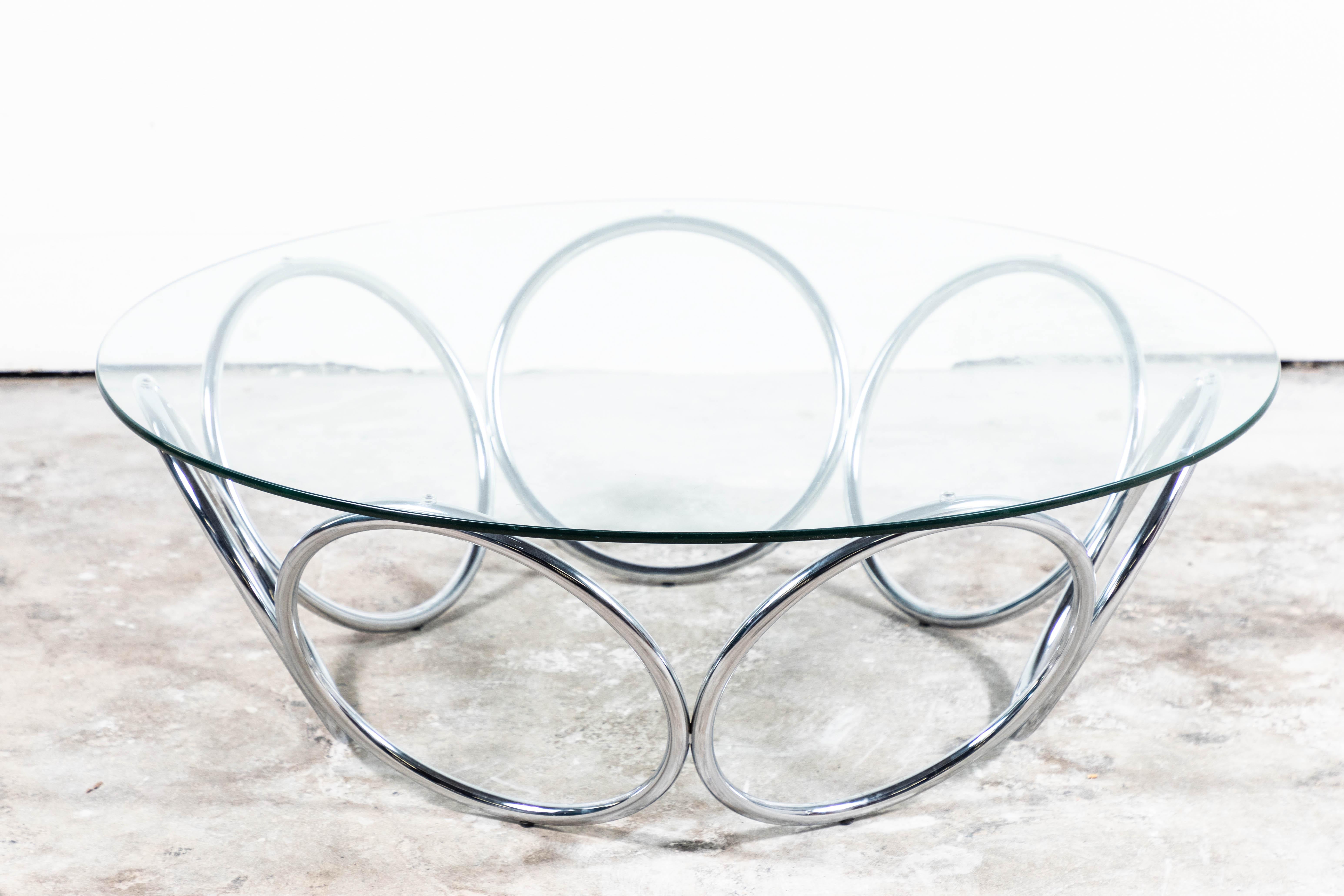 If you love big chrome rings, then this is the table for you.
Great design. Clean lines. Vintage, 1970s
Maker unknown.