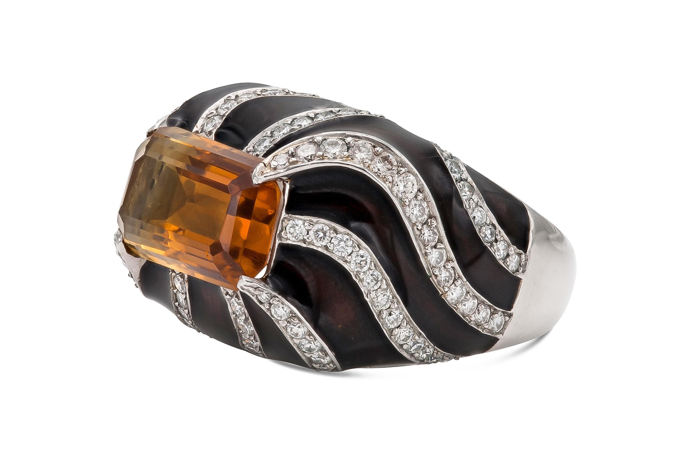 Fein gearbeitet mit schwarzer Emaille über 18 Karat Weißgold mit einem Citrin in der Mitte mit einem Gewicht von ca. 5,00 Karat und runden Diamanten im Brillantschliff mit einem Gesamtgewicht von ca. 2,00 Karat.
Circa 1970er Jahre
Größe 7