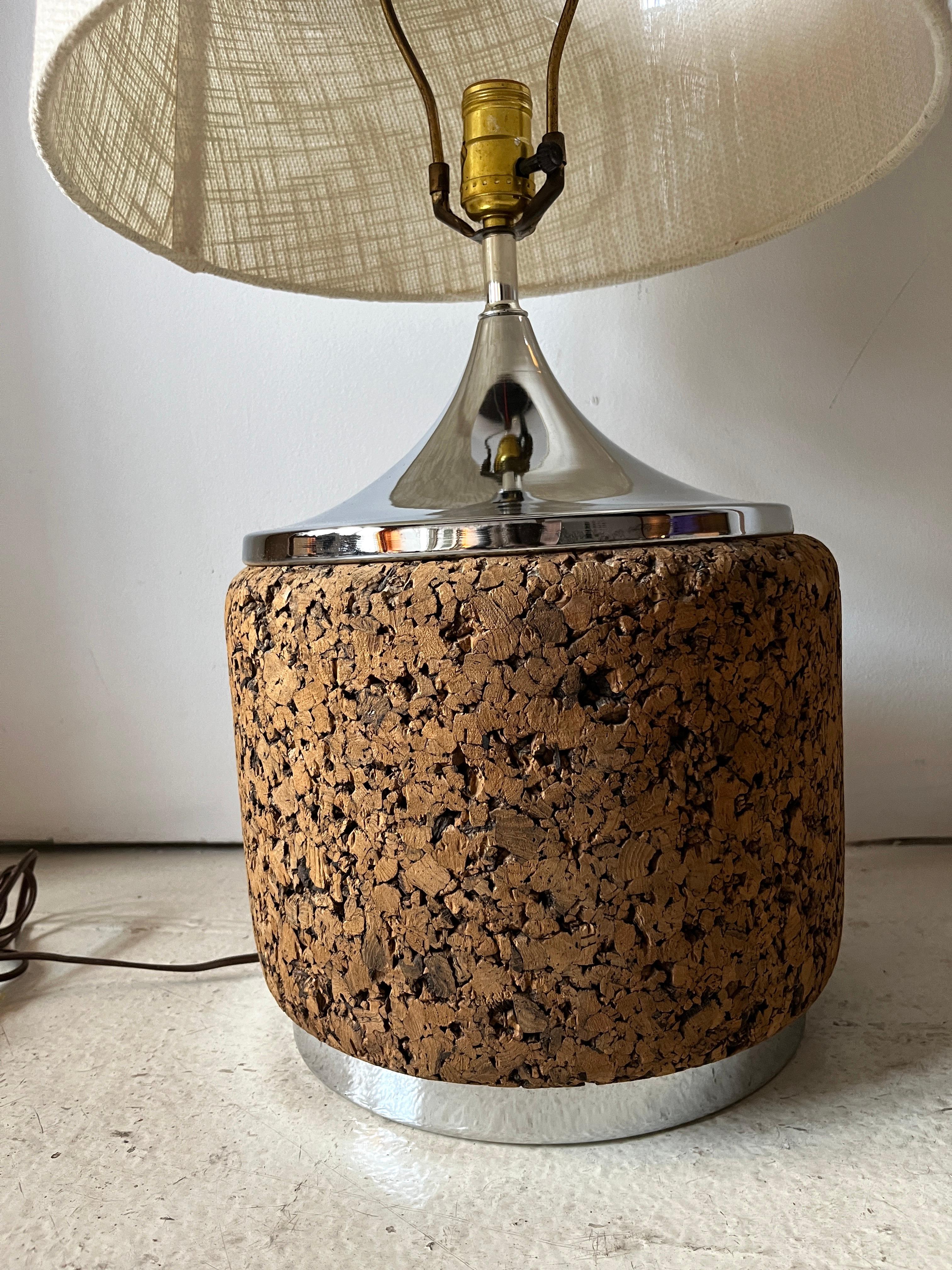 Mid-century large cork and mirror chrome (trim and base) table lamp.

Very good to excellent original condition. Chrome has been polished, no pitting. Cork has good color.

Measures 15